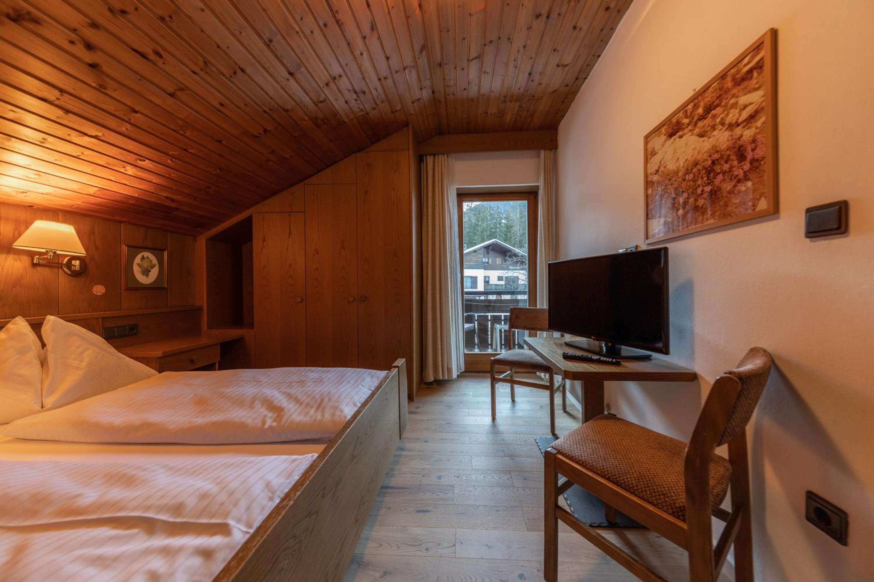Standard Double or Twin Room - Photo 3