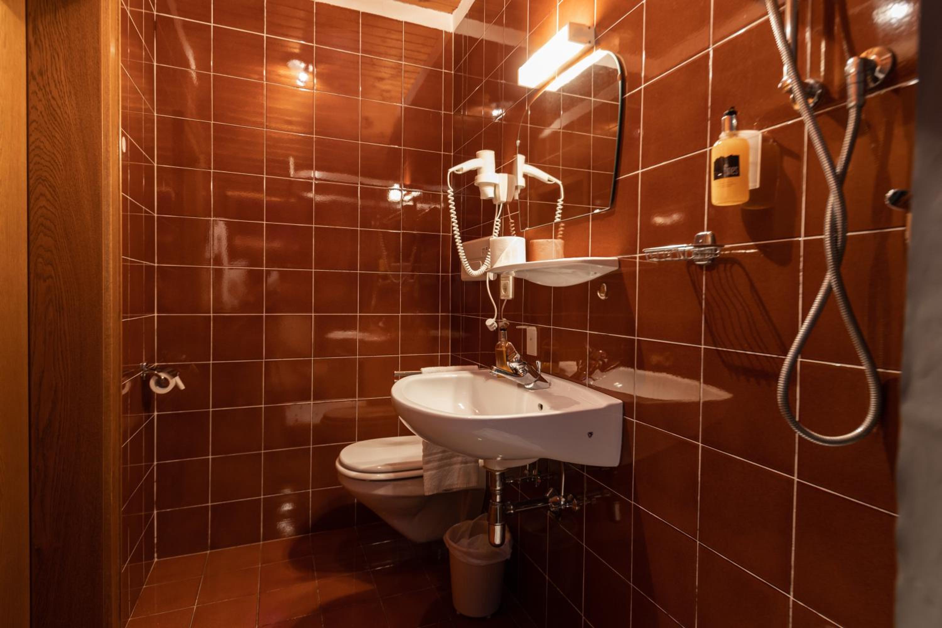 Standard Double or Twin Room - Photo 10
