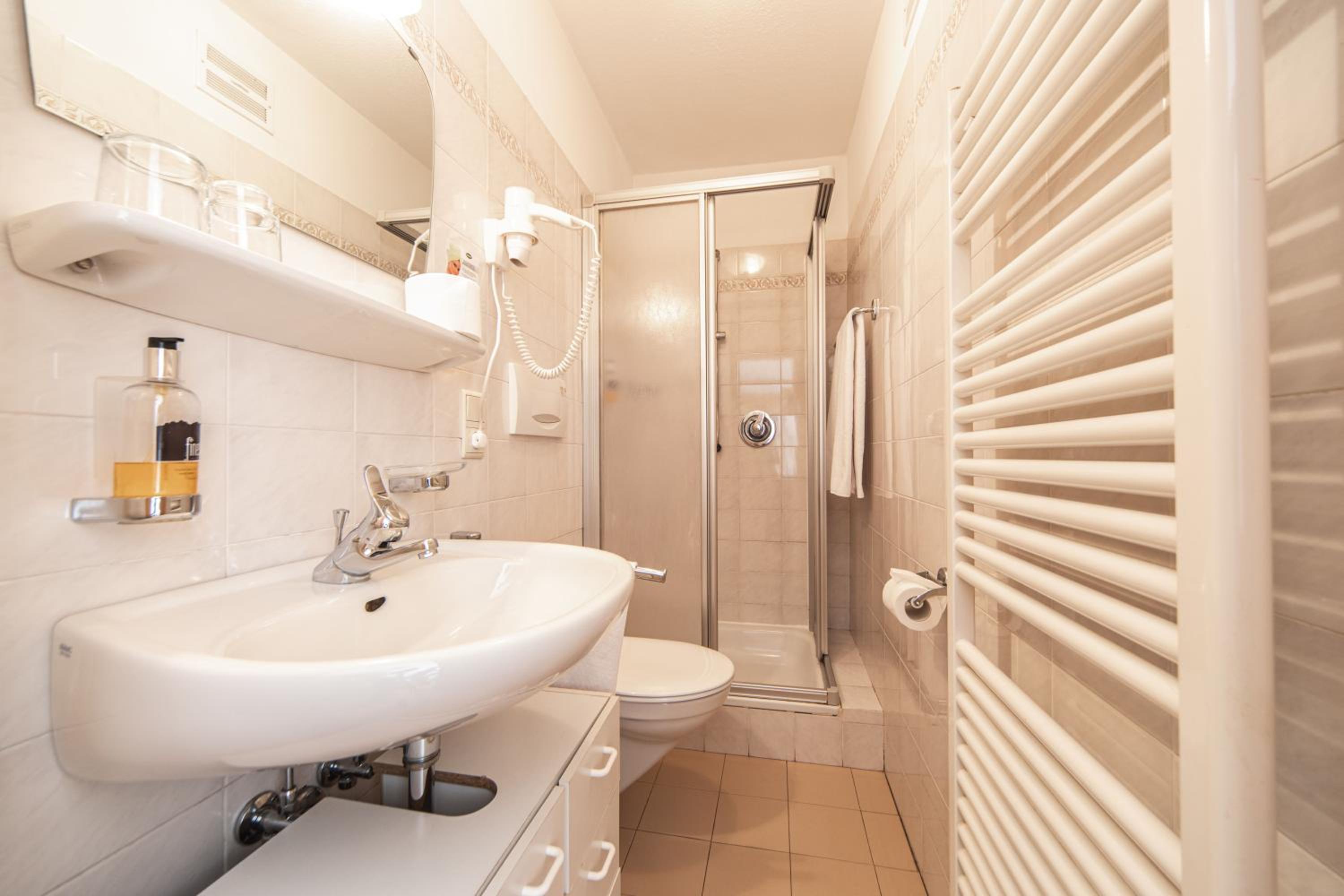 Standard Double or Twin Room - Photo 6