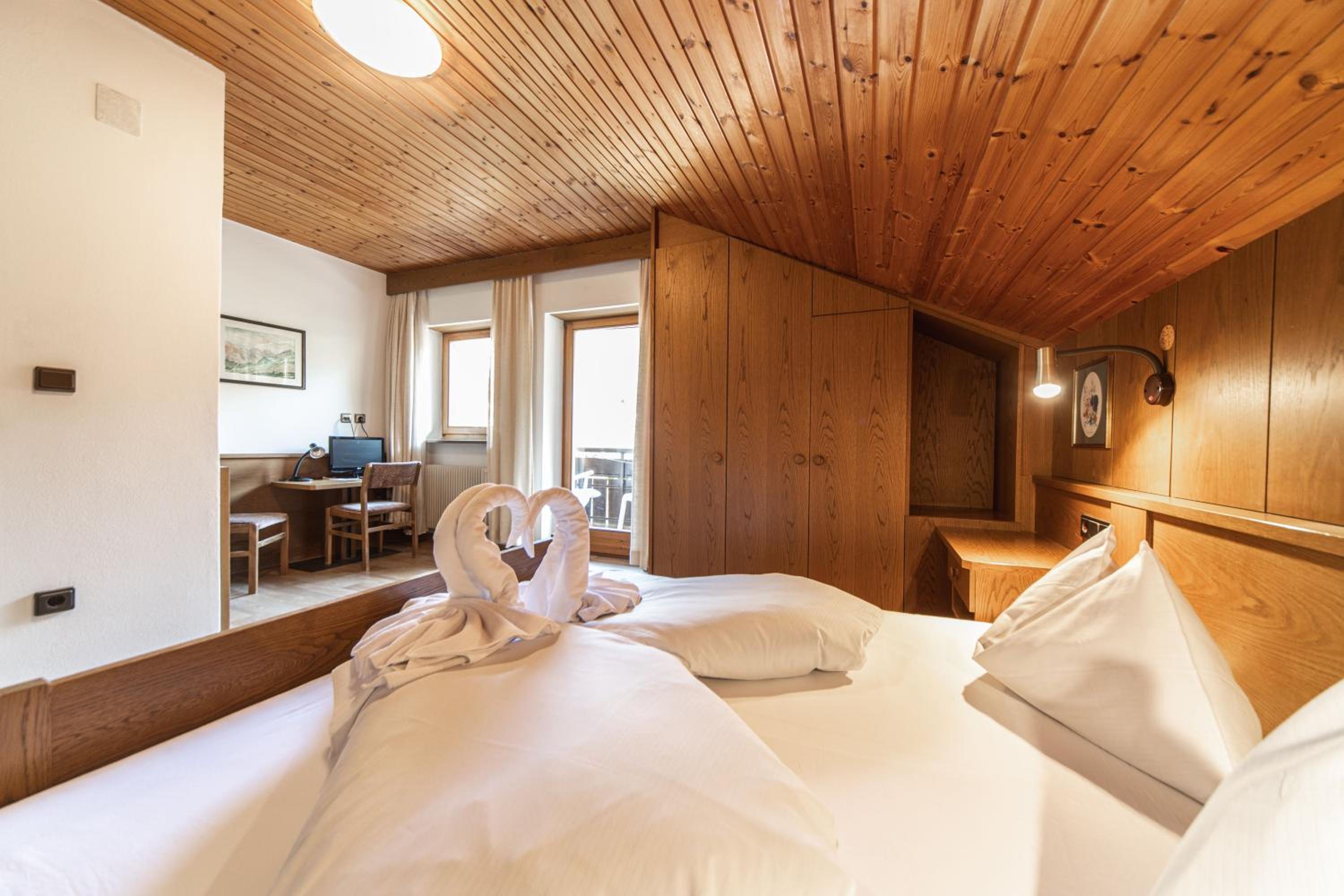 Double Room with Balcony - Photo 11