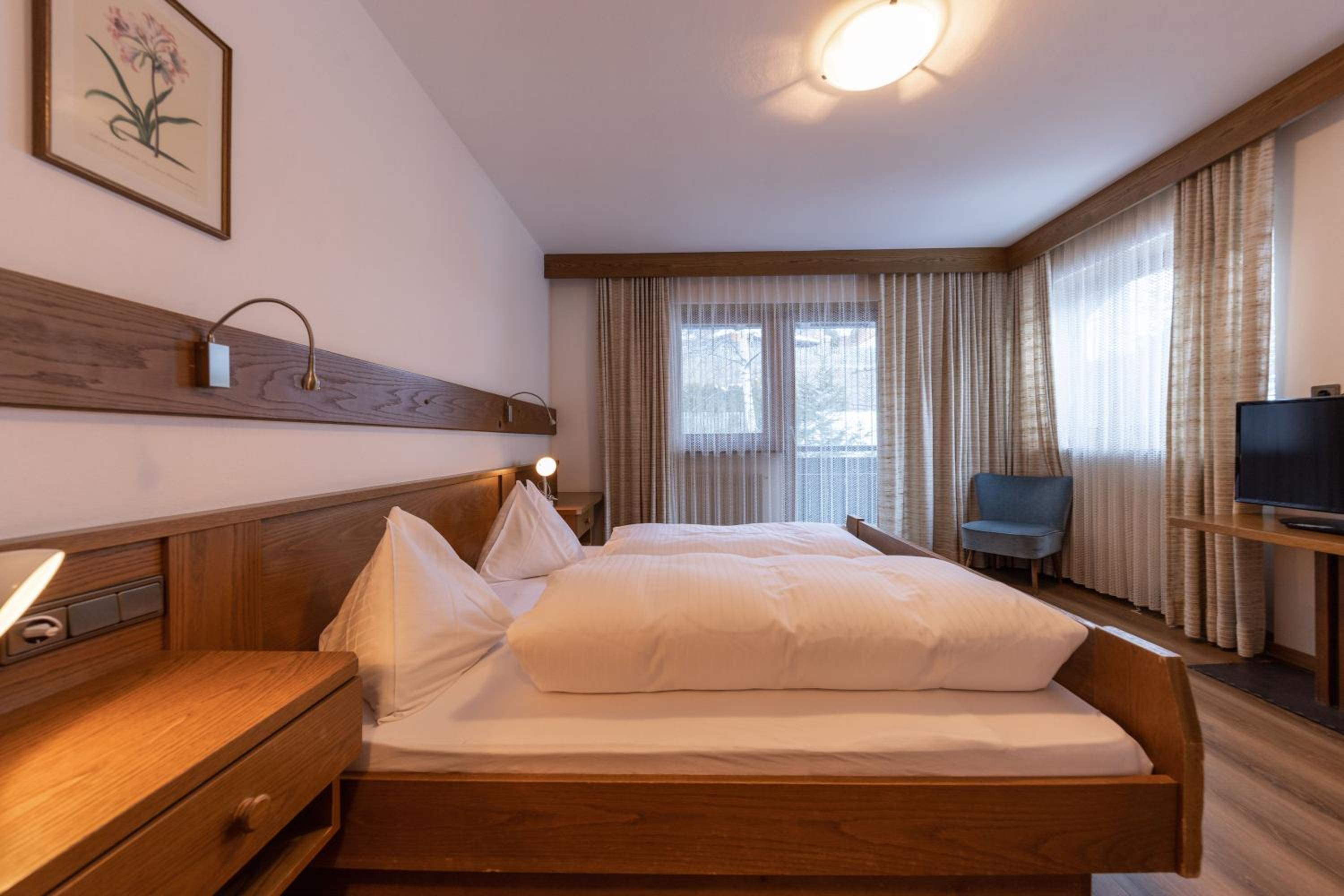 Double Room with Balcony - Photo 10