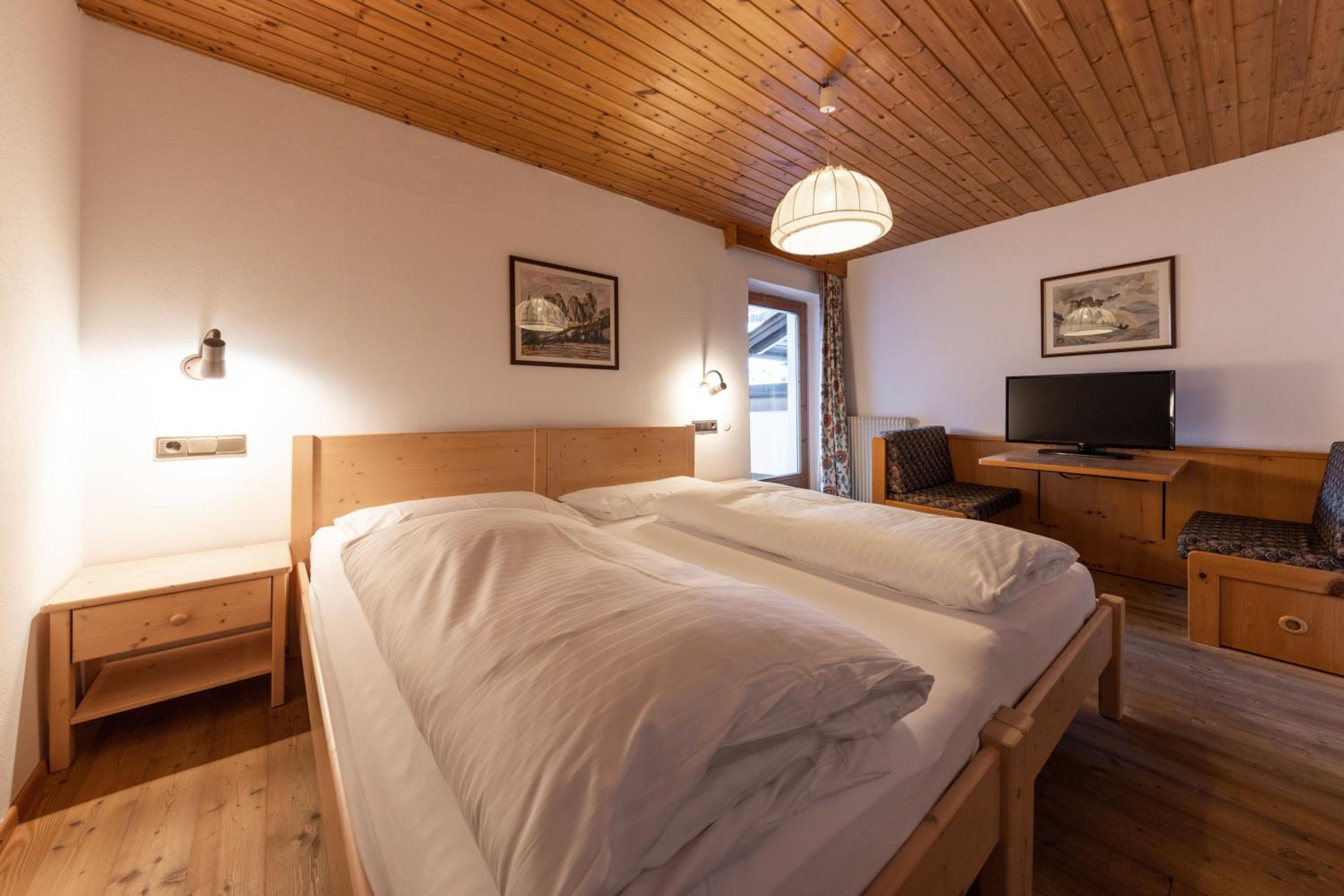 Standard Double or Twin Room - Photo 8