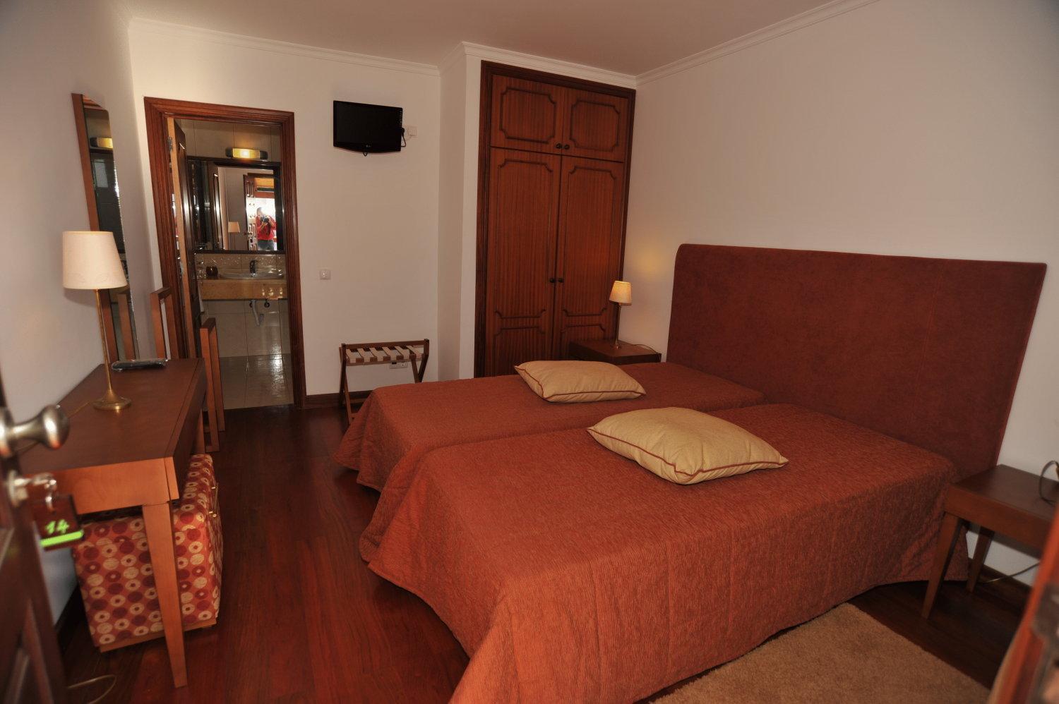 Double or Twin Room with Garden View - Photo 15