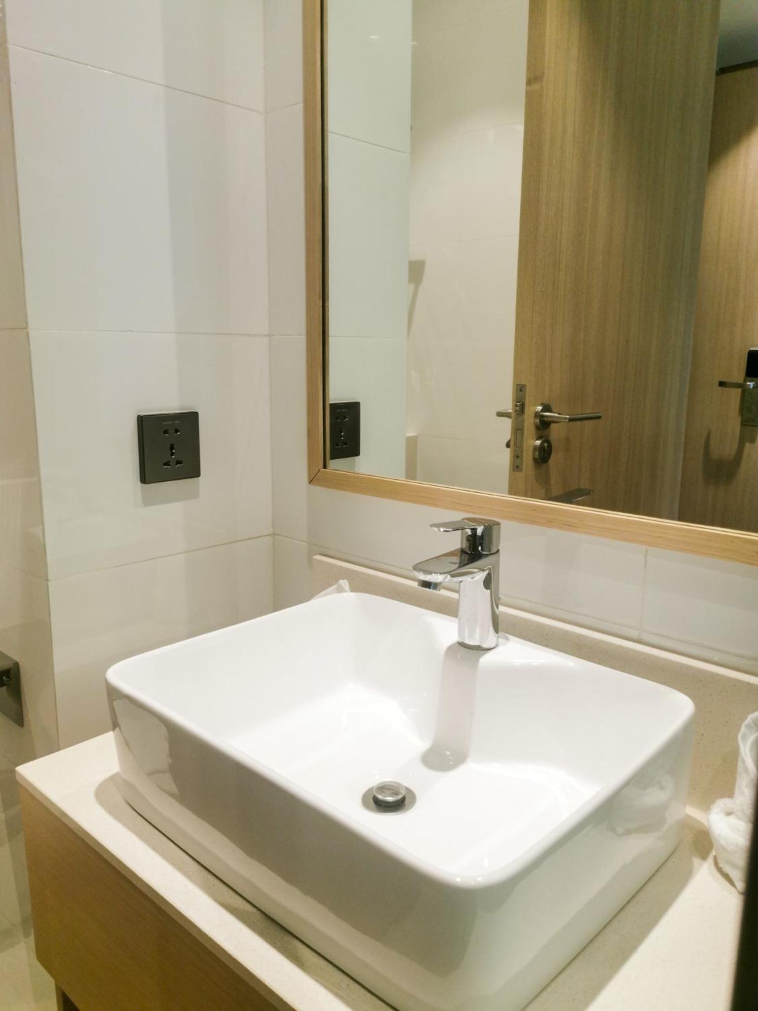 Deluxe Room - Photo 12