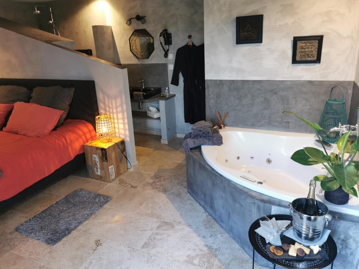 Double Room with Spa Bath photo 3