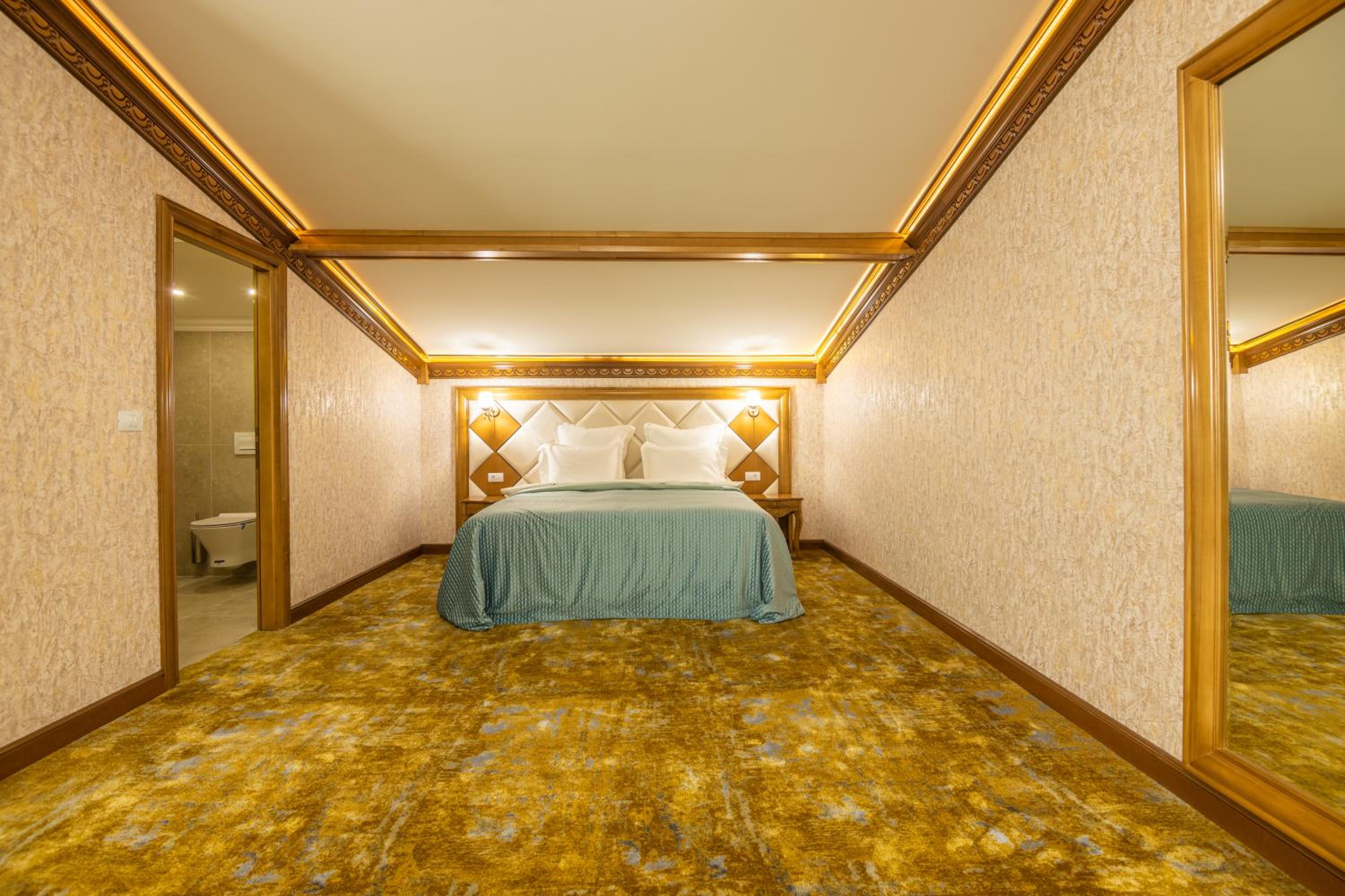 Deluxe Double Room with Extra Bed - Photo 1