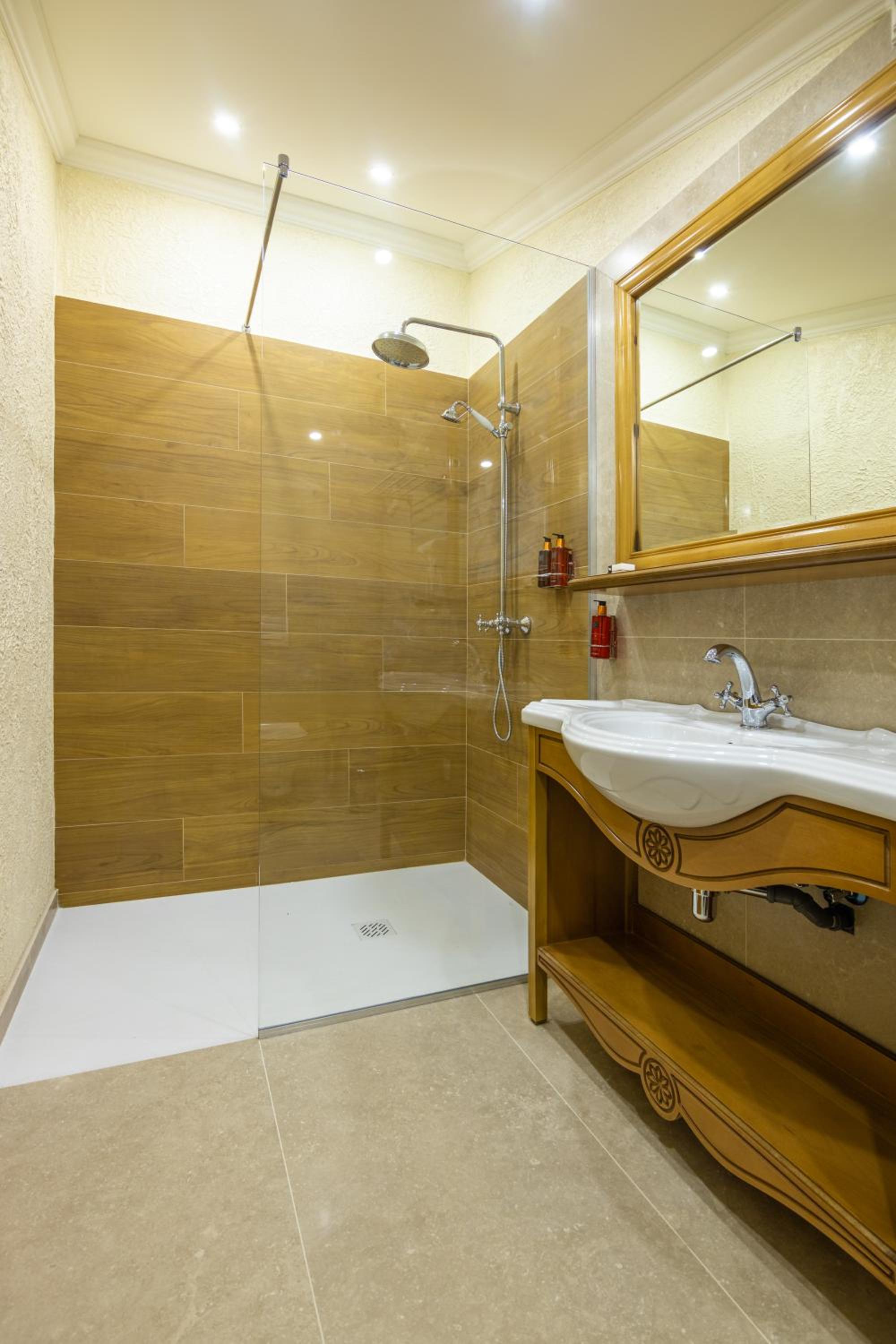 Deluxe Double Room with Extra Bed - Photo 2