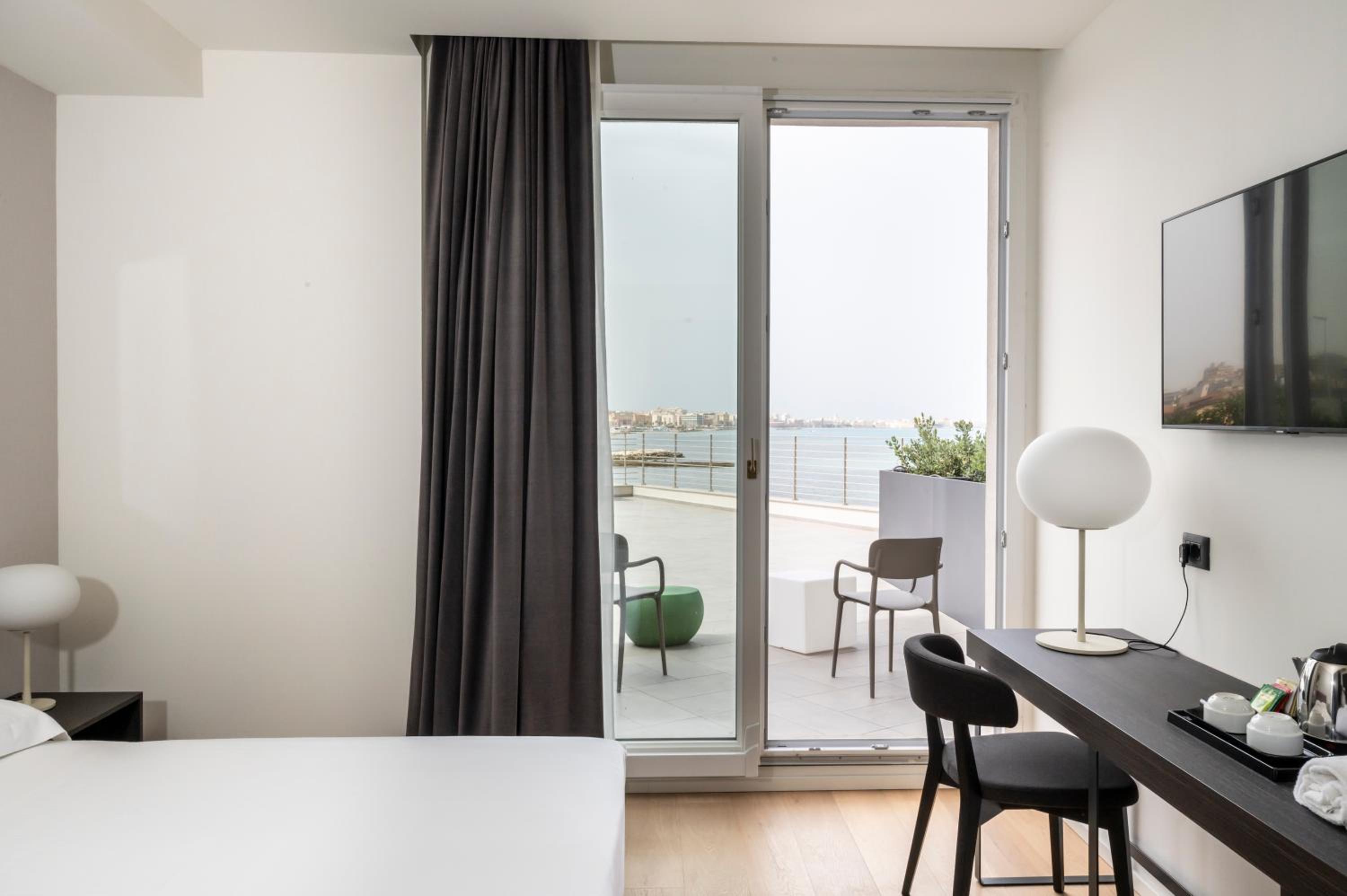 Double or Twin Room with Terrace - Photo 1