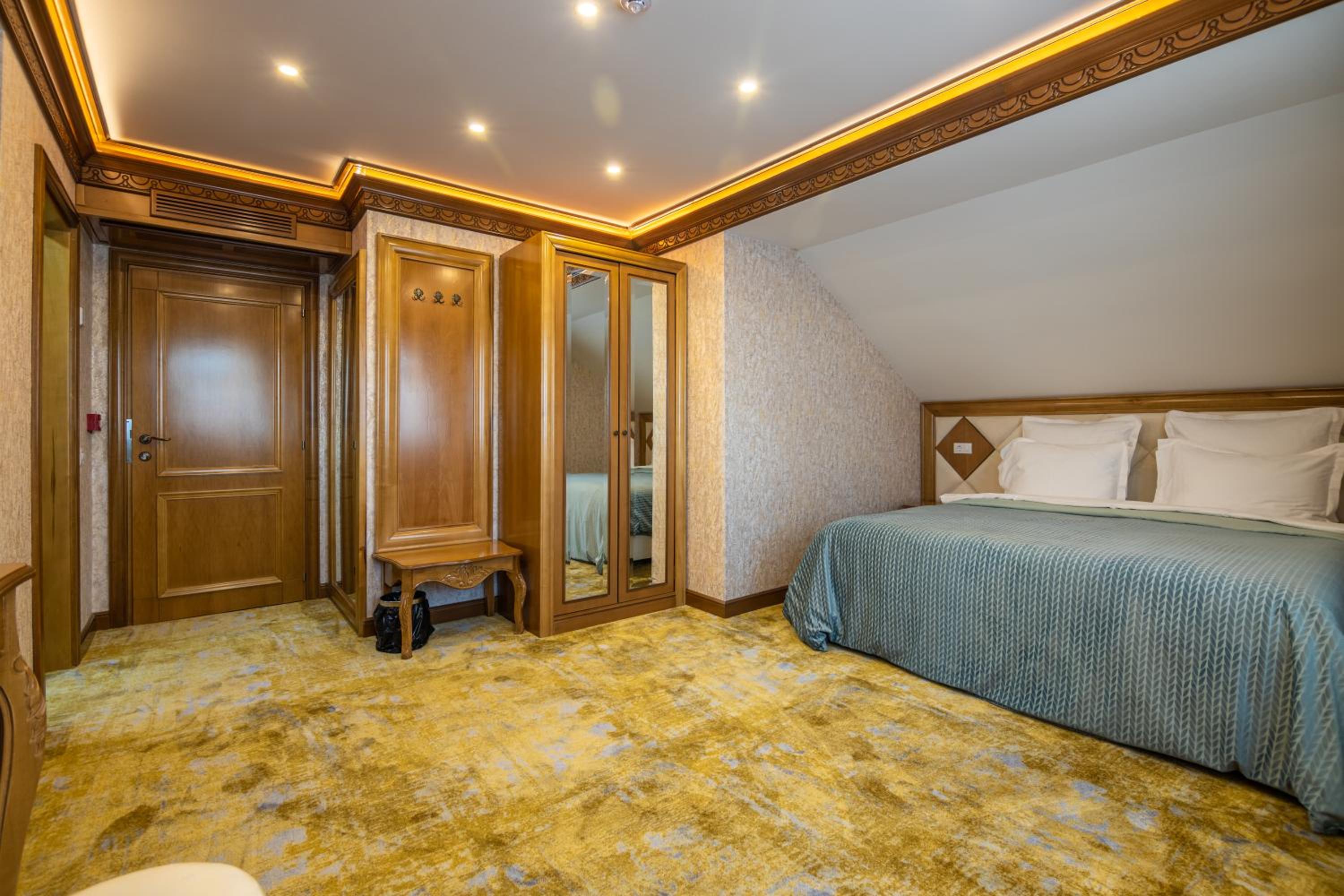 Deluxe Double Room with Extra Bed - Photo 4