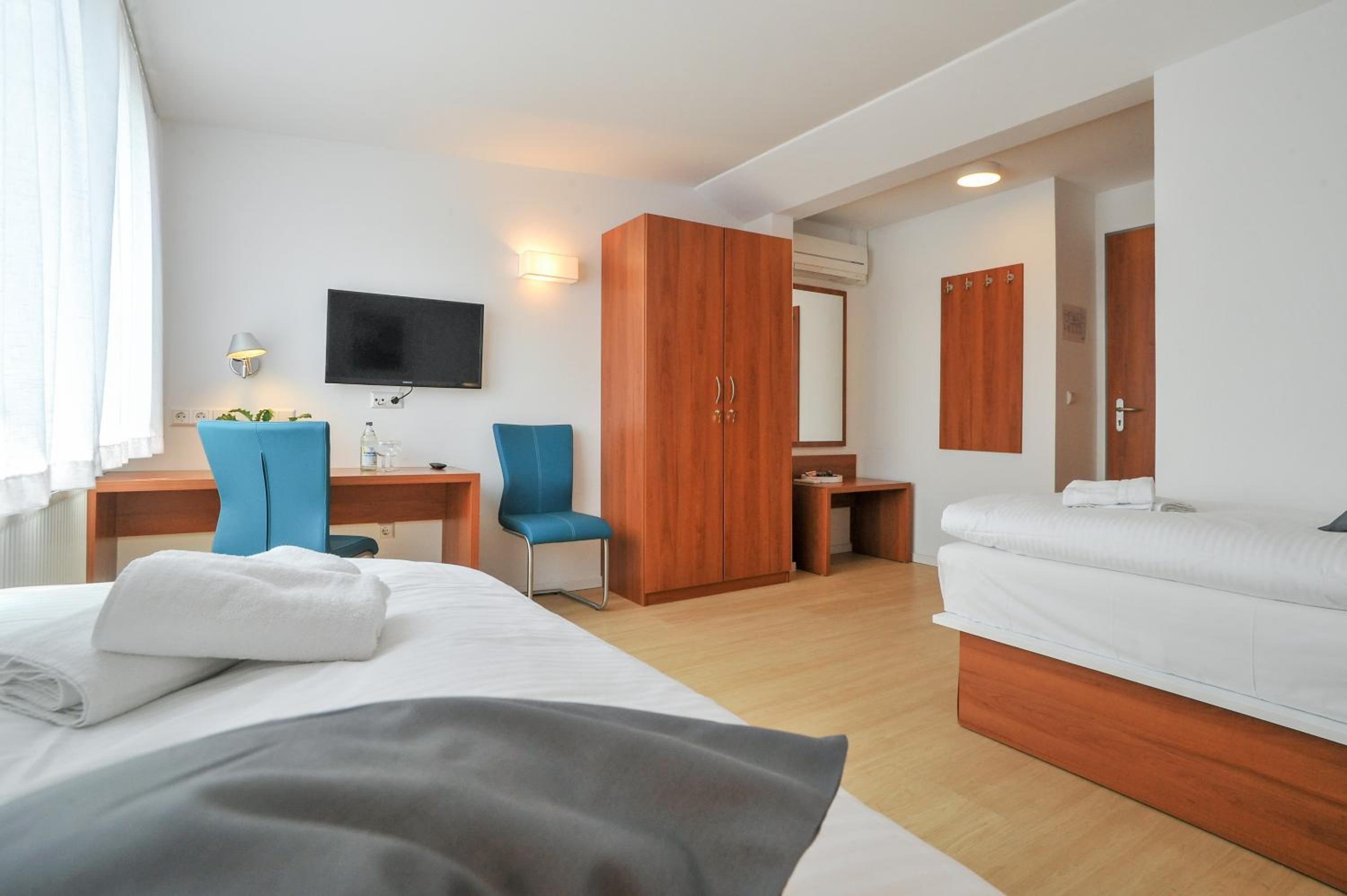 Double Room with Private Bathroom - Photo 5