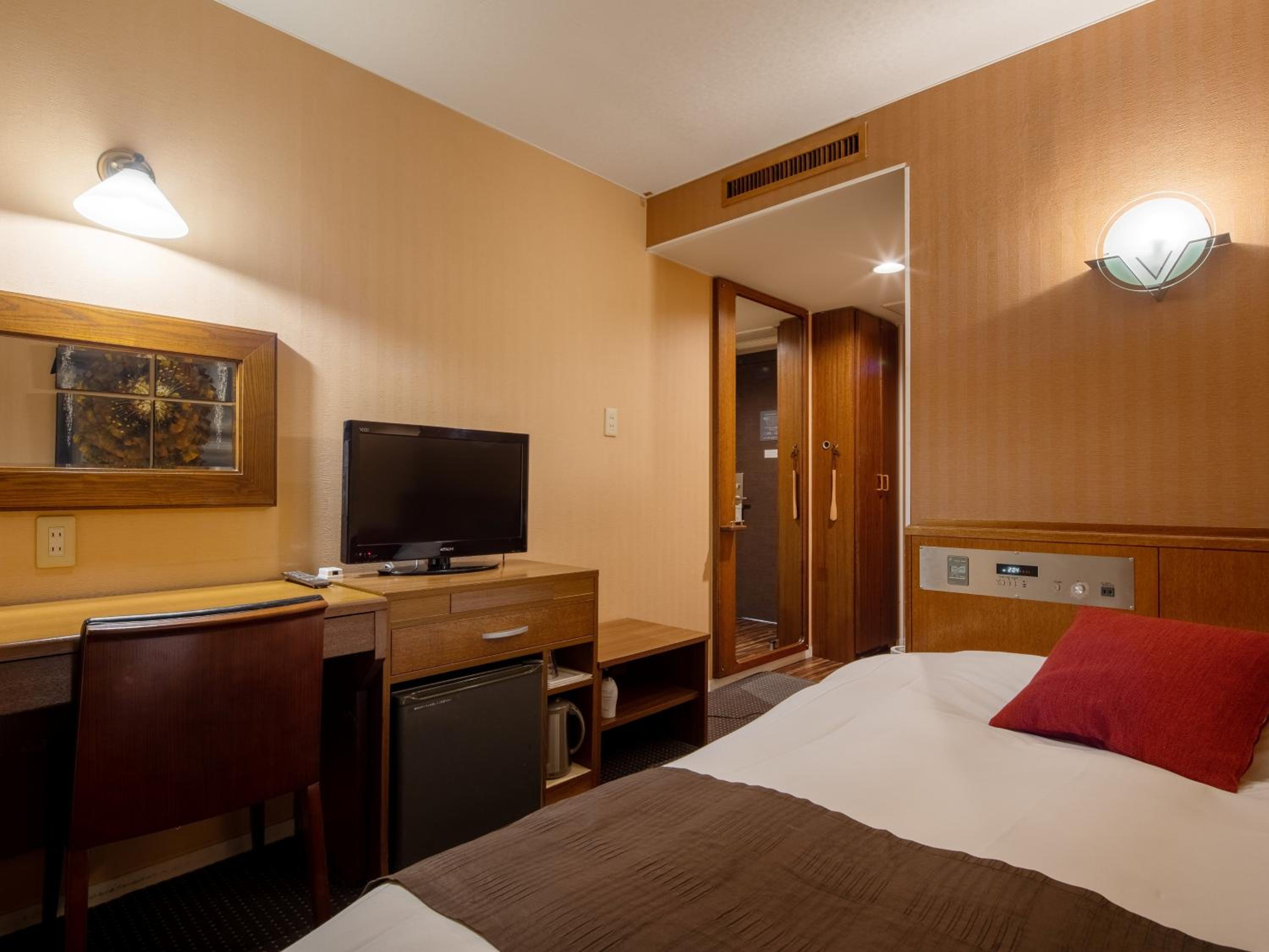 Double Room with Small Double Bed - Smoking photo 3