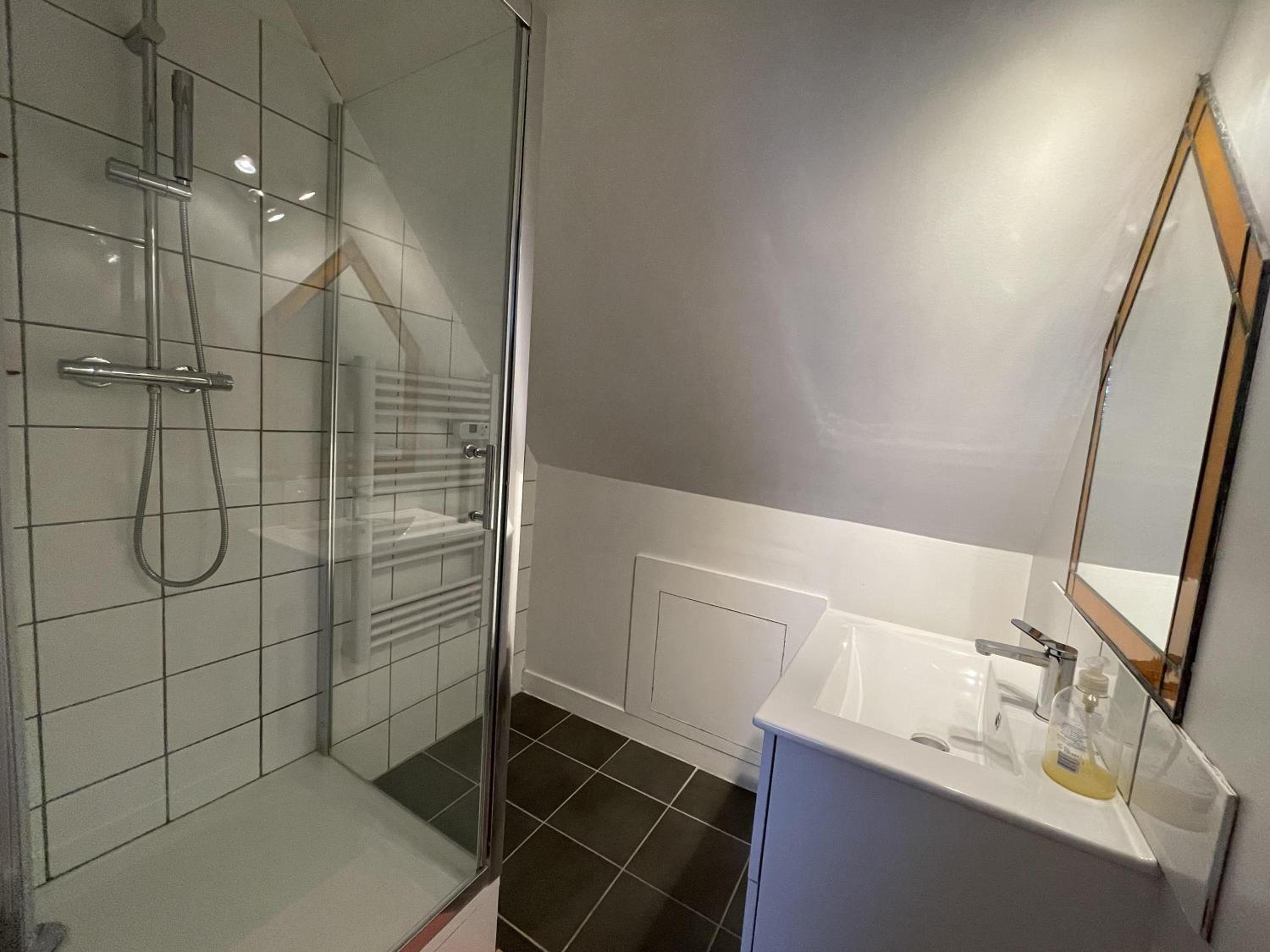 Apartment with Shower - Photo 10