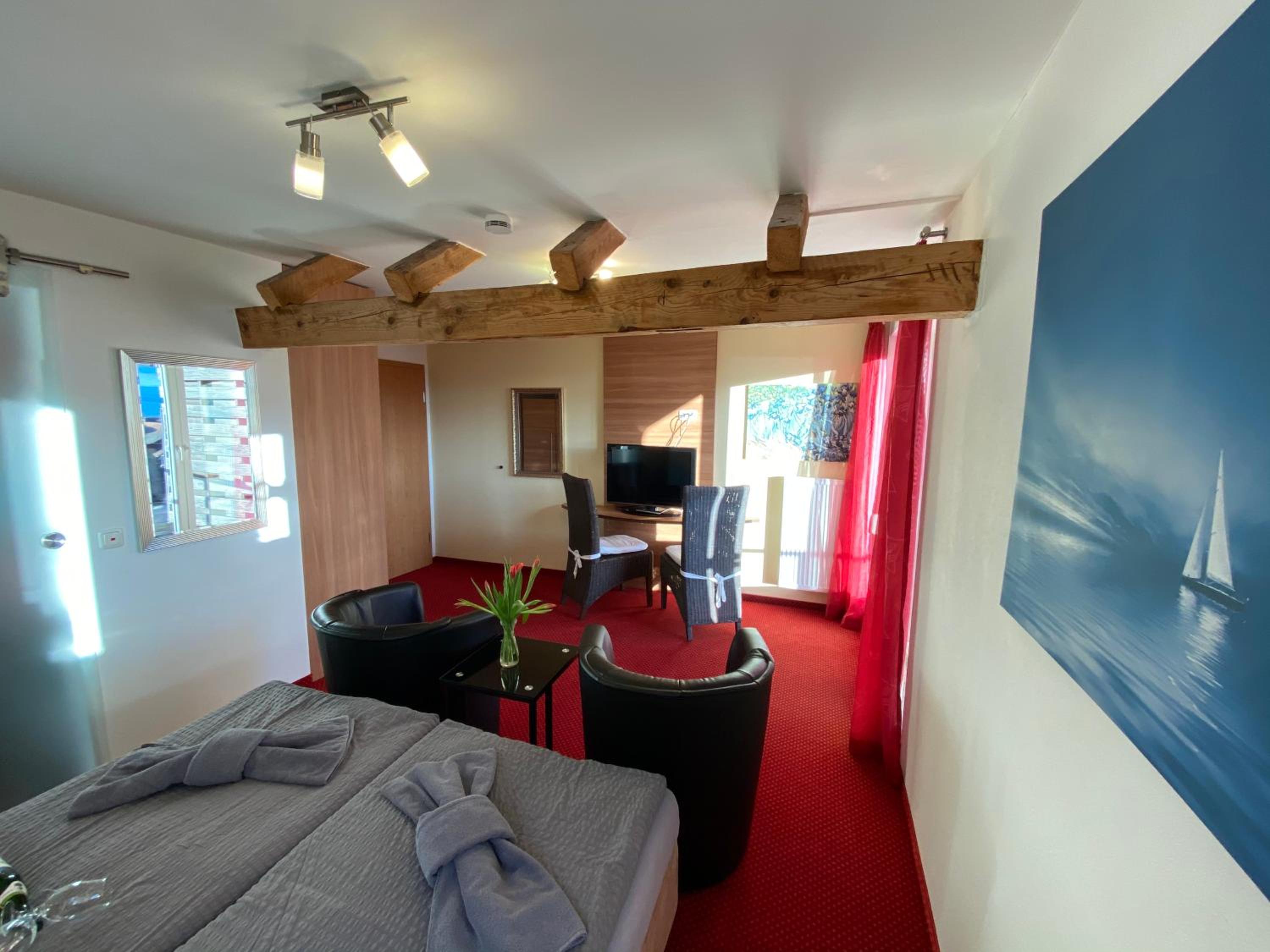 Double Room with Extra Bed, Balcony and Lake View  - Photo 15