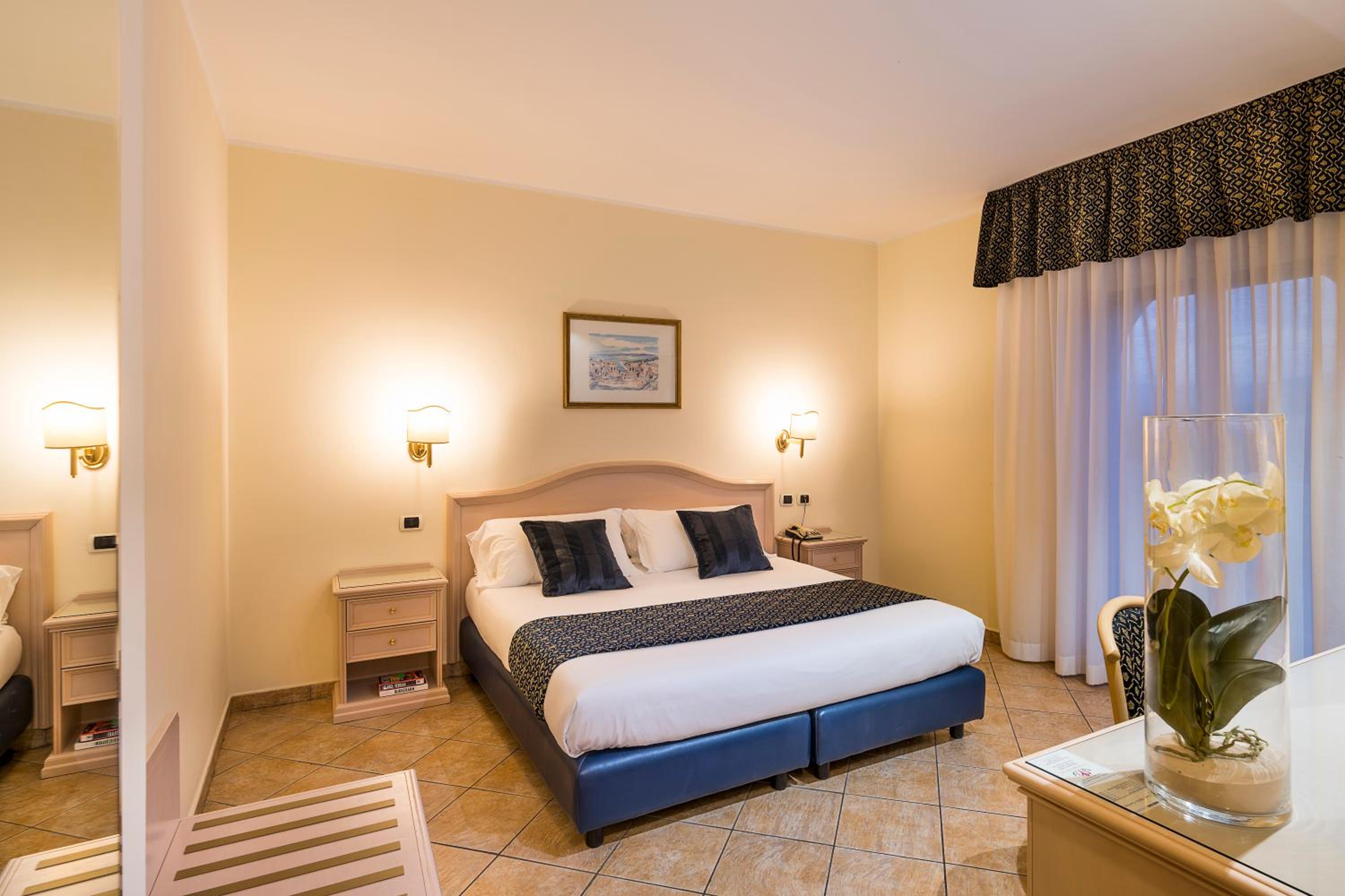 Double or Twin Room with Balcony - Photo 6