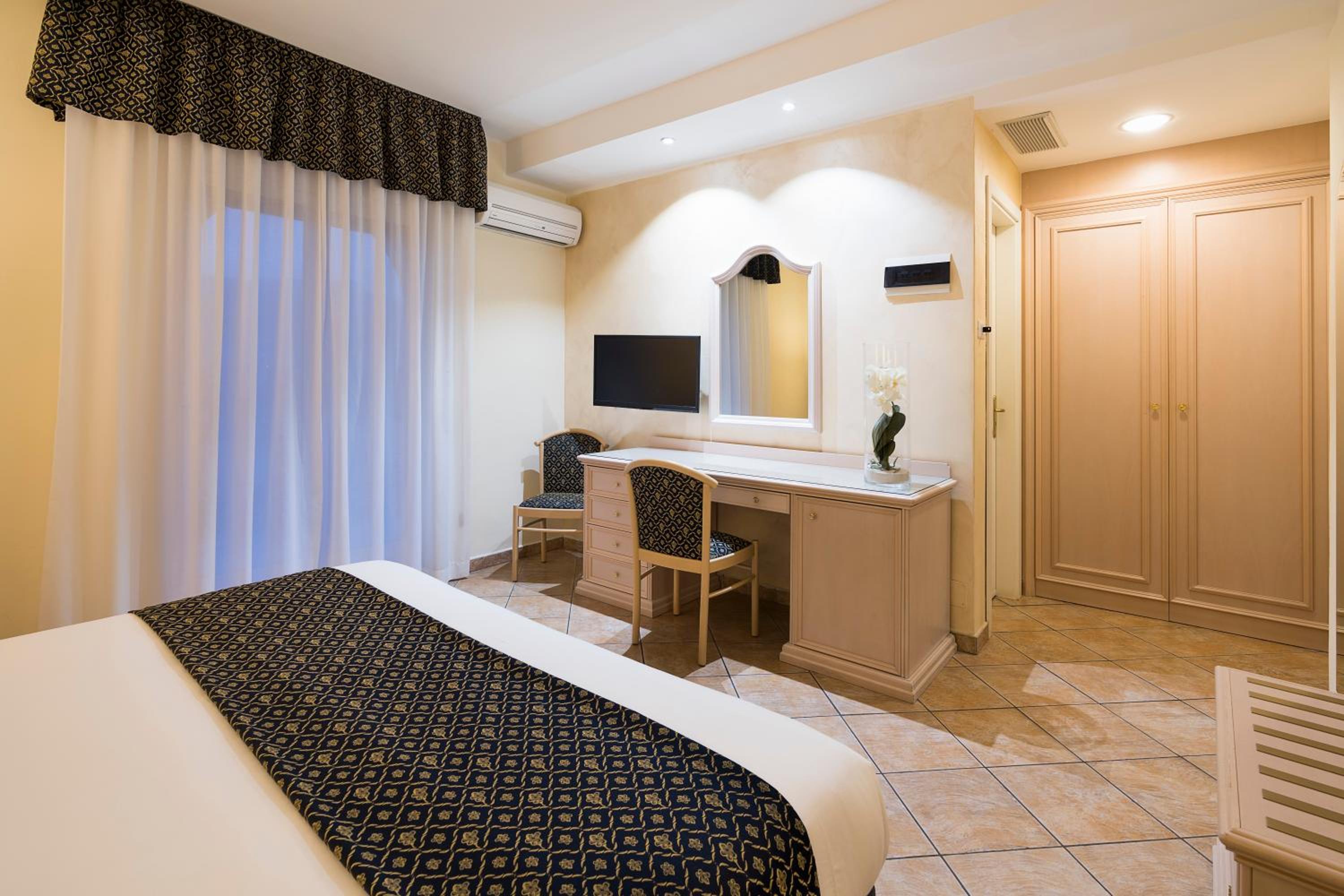 Double or Twin Room with Balcony - Photo 1