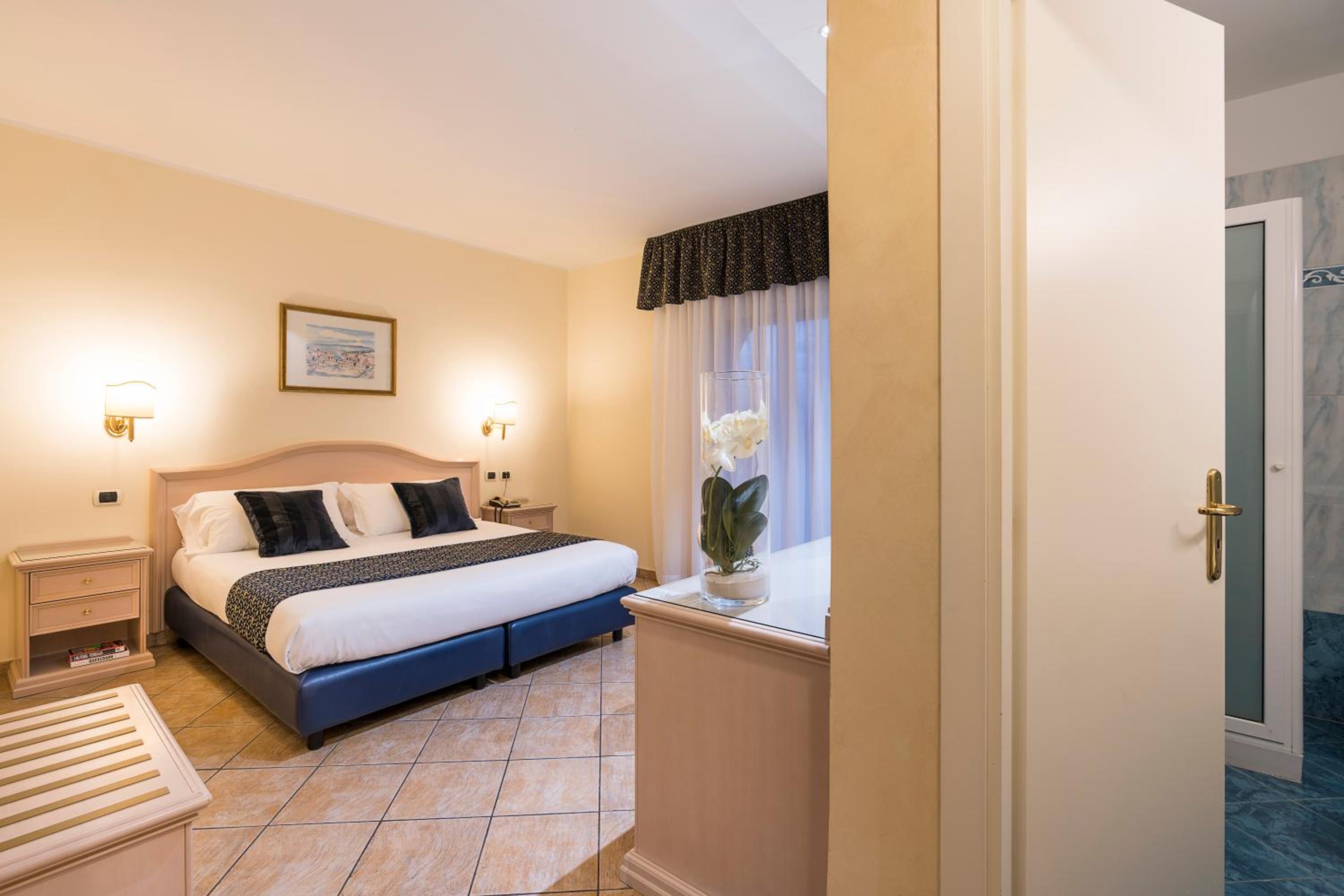 Double or Twin Room with Balcony - Photo 4