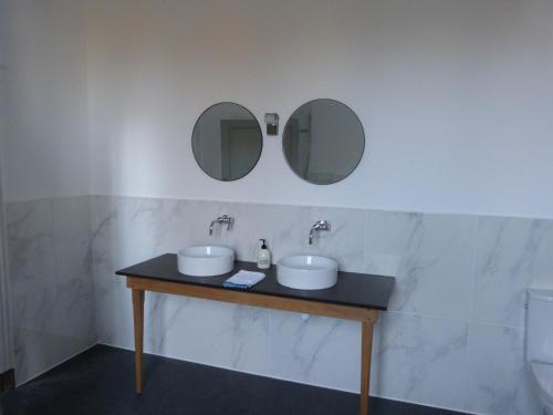 Deluxe Double Room with Bath - Photo 5