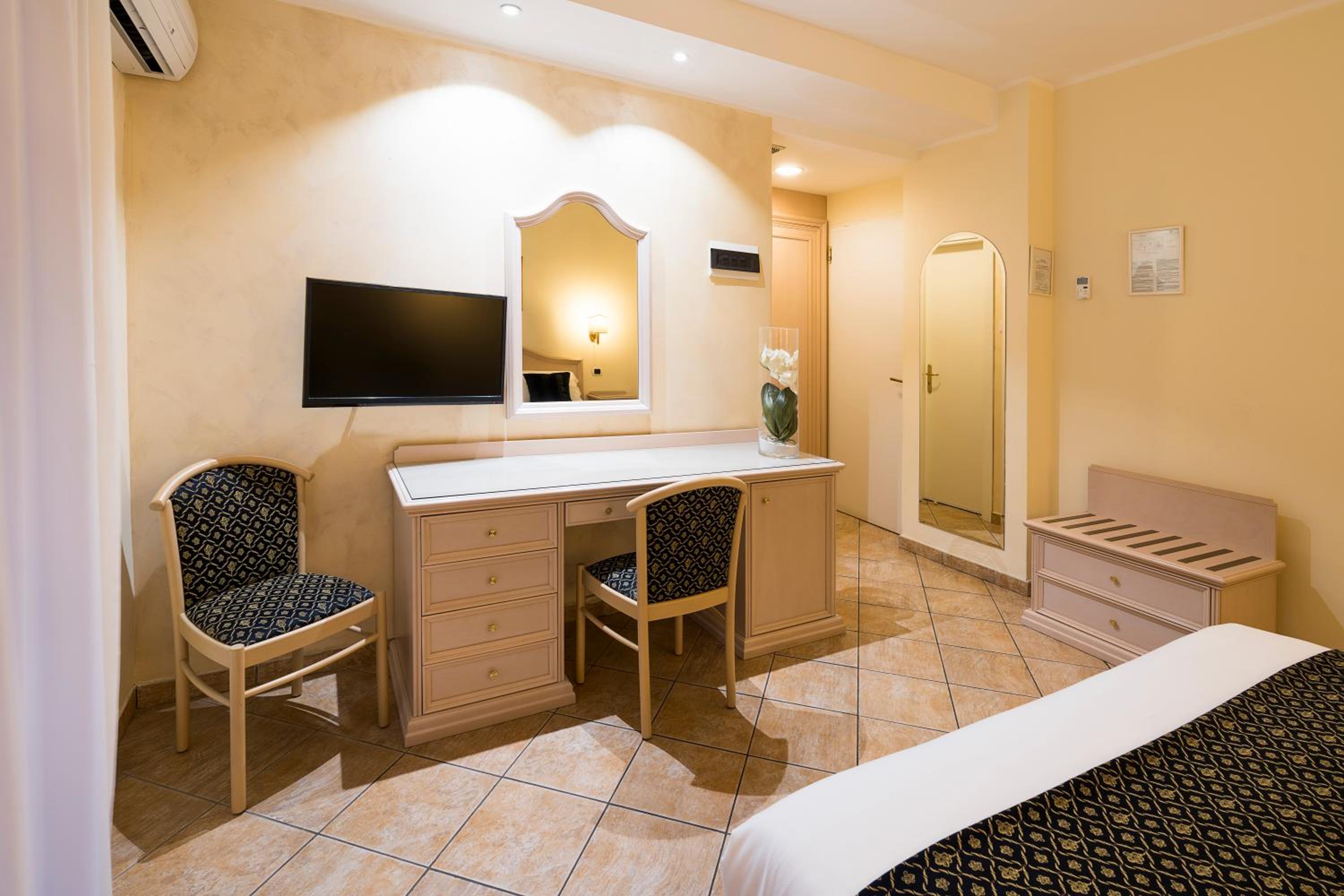 Double or Twin Room with Balcony - Photo 3