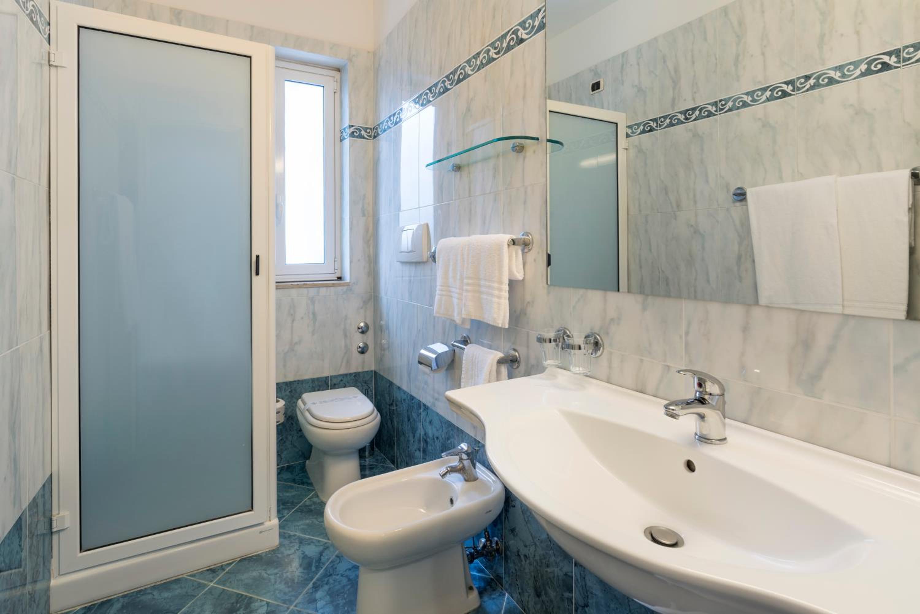 Double or Twin Room with Balcony - Photo 2