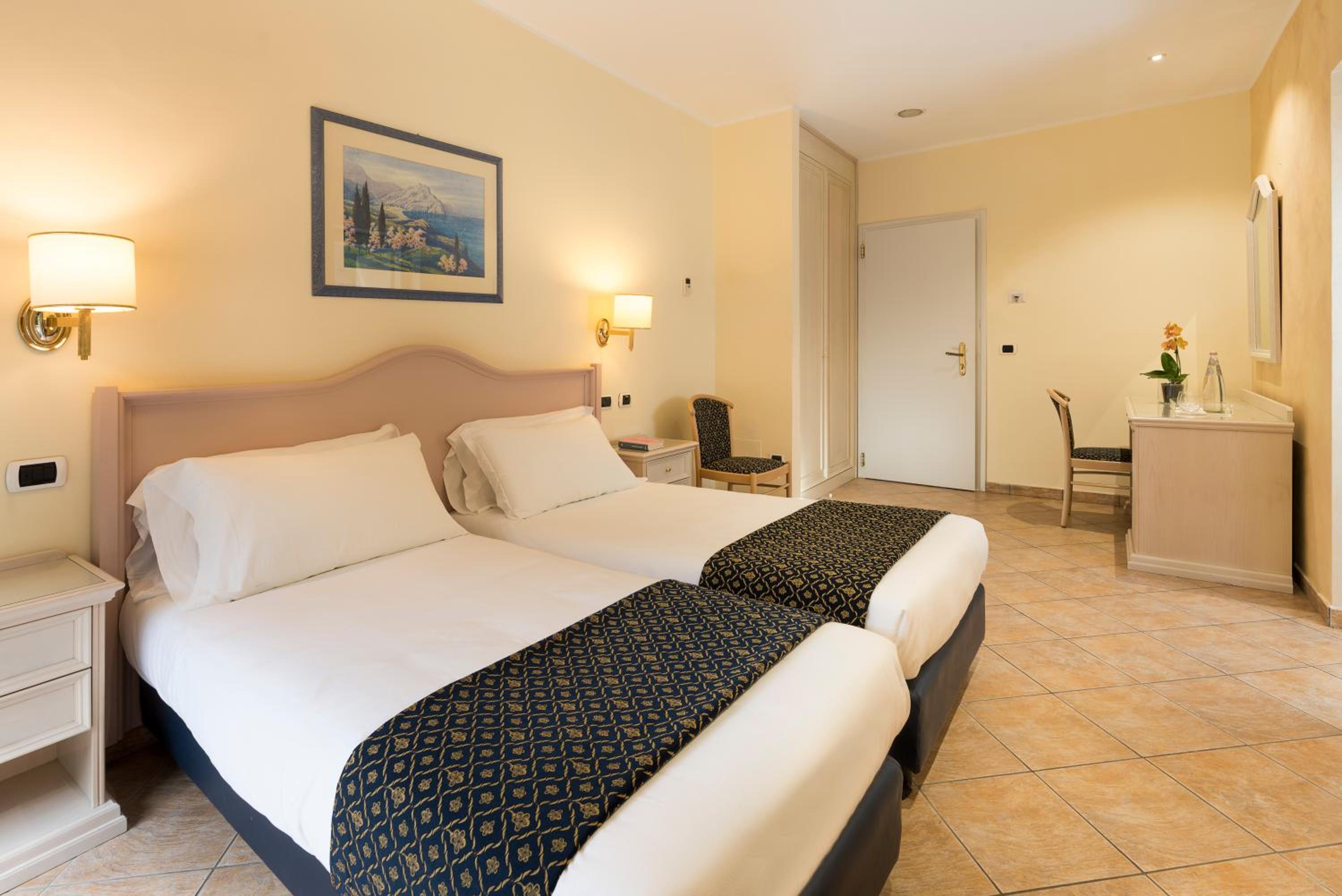 Double or Twin Room with Balcony - Photo 7