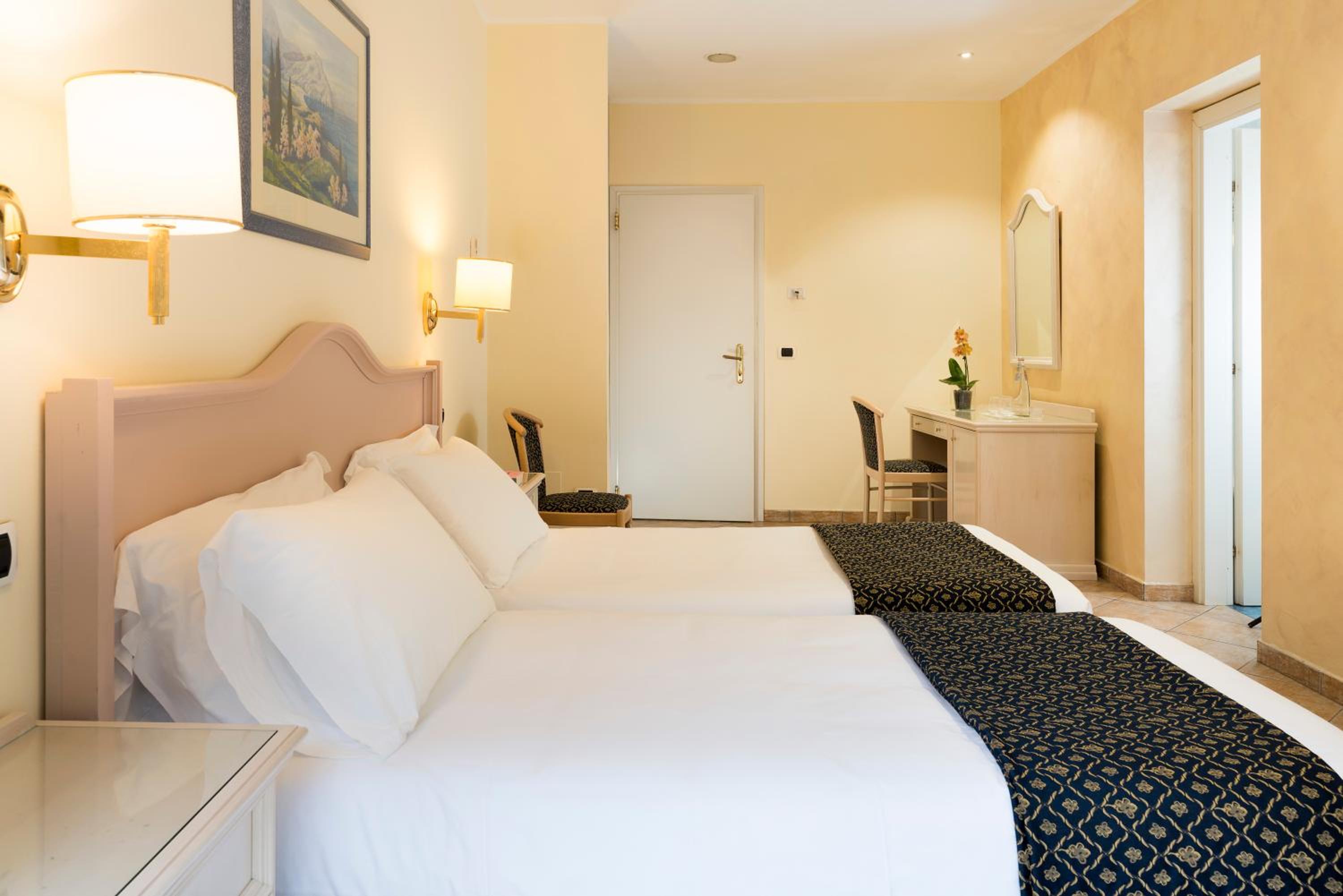 Double or Twin Room with Balcony - Photo 9