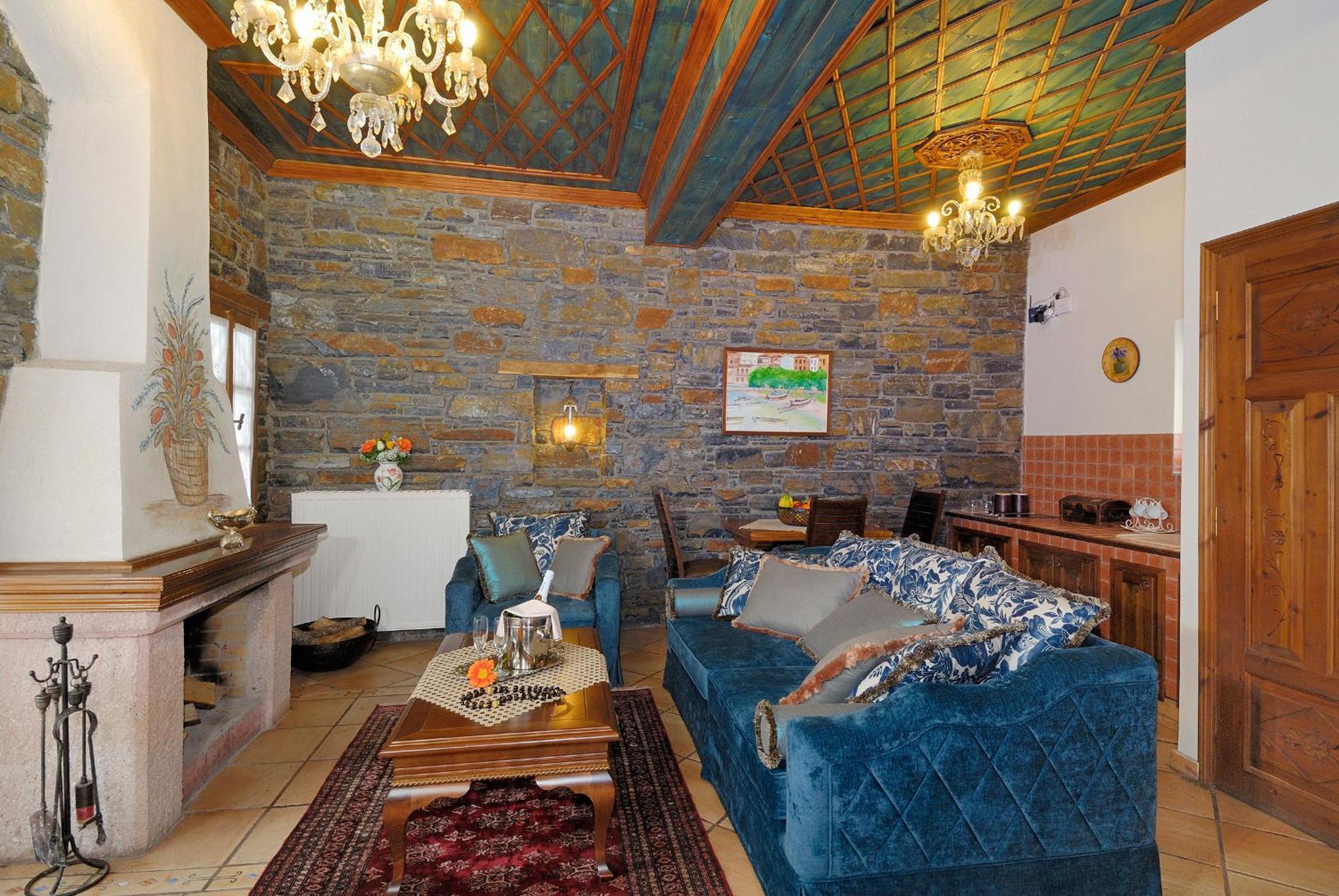 Deluxe Suite with Fireplace - Photo 11