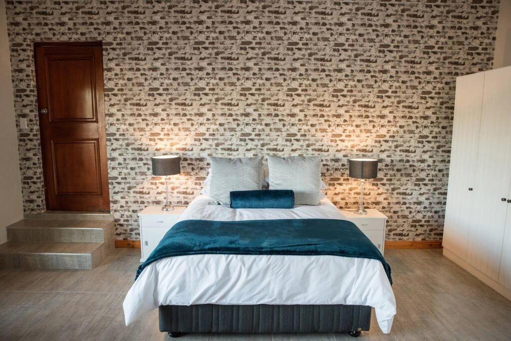 One-Bedroom Apartment - Photo 1