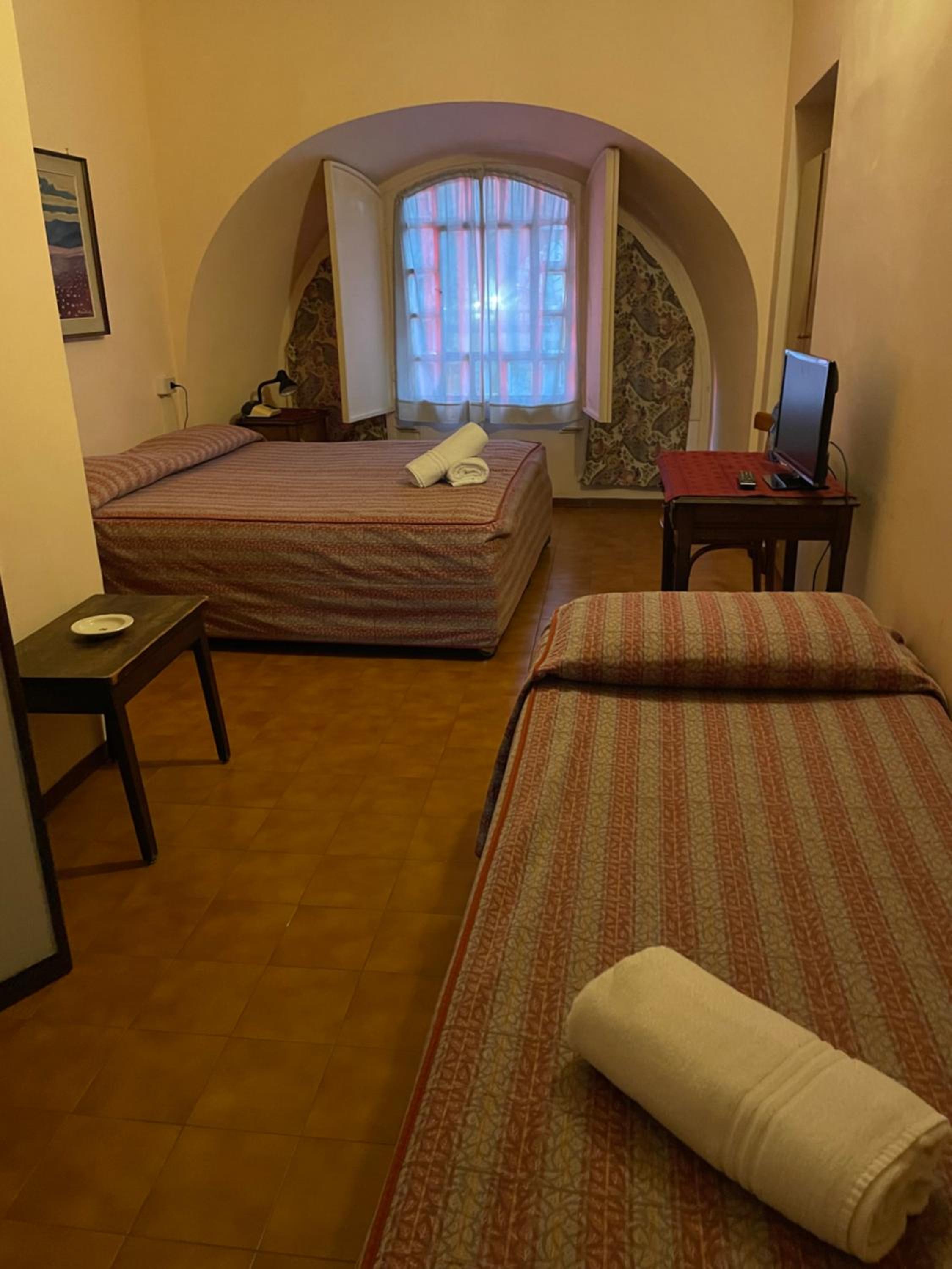 Economy Triple Room photo 3