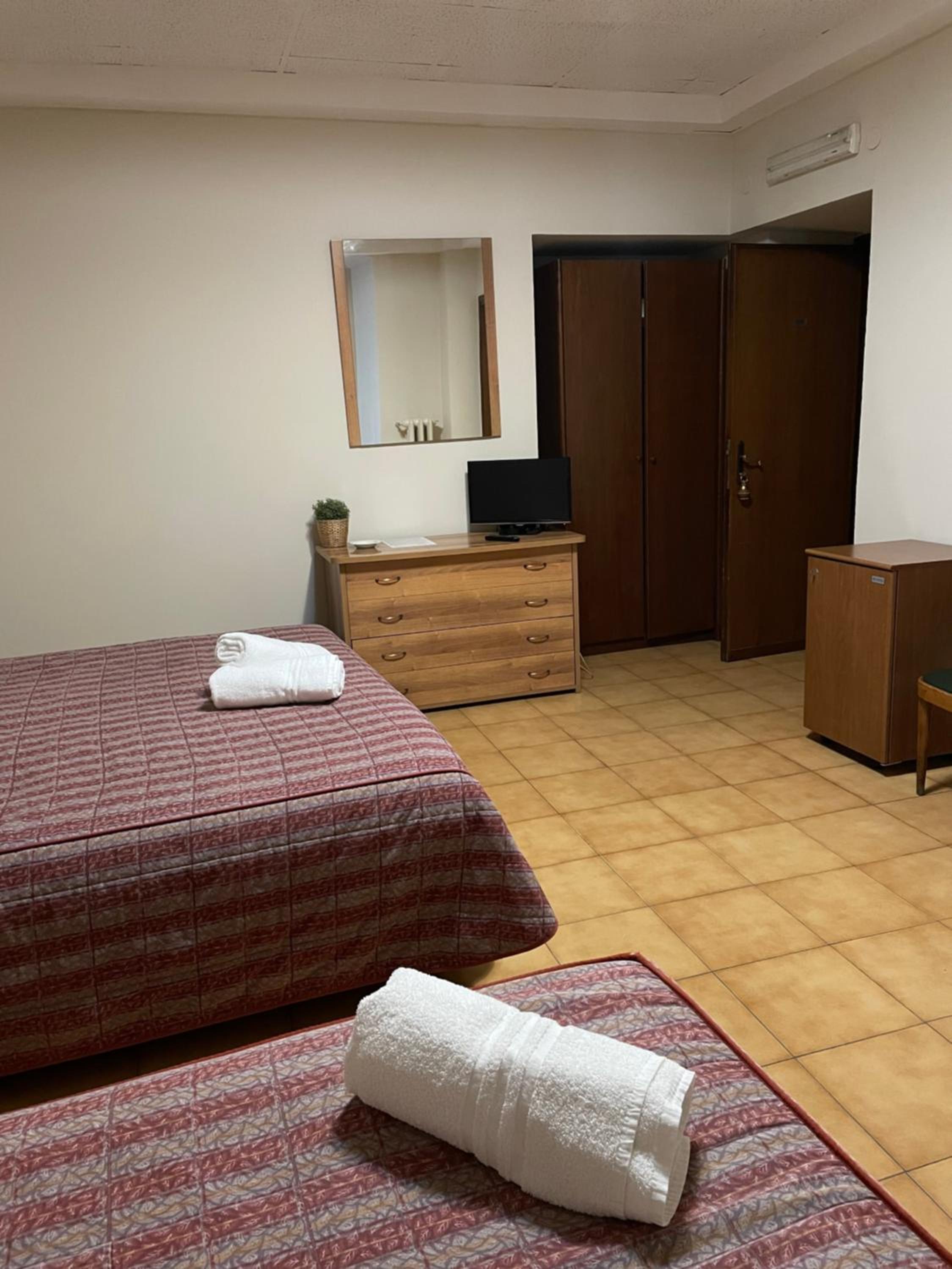 Economy Triple Room photo 2