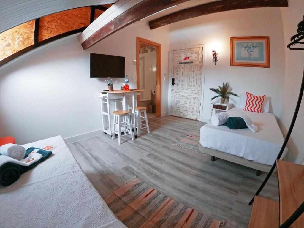 Twin Room with Private Bathroom - Photo 34
