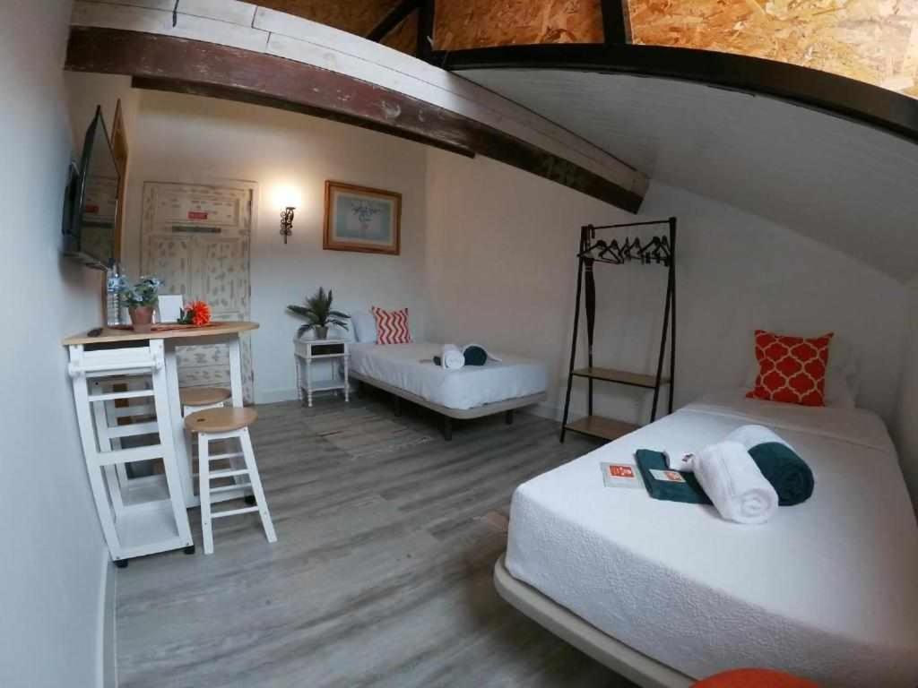 Twin Room with Private Bathroom - Photo 49