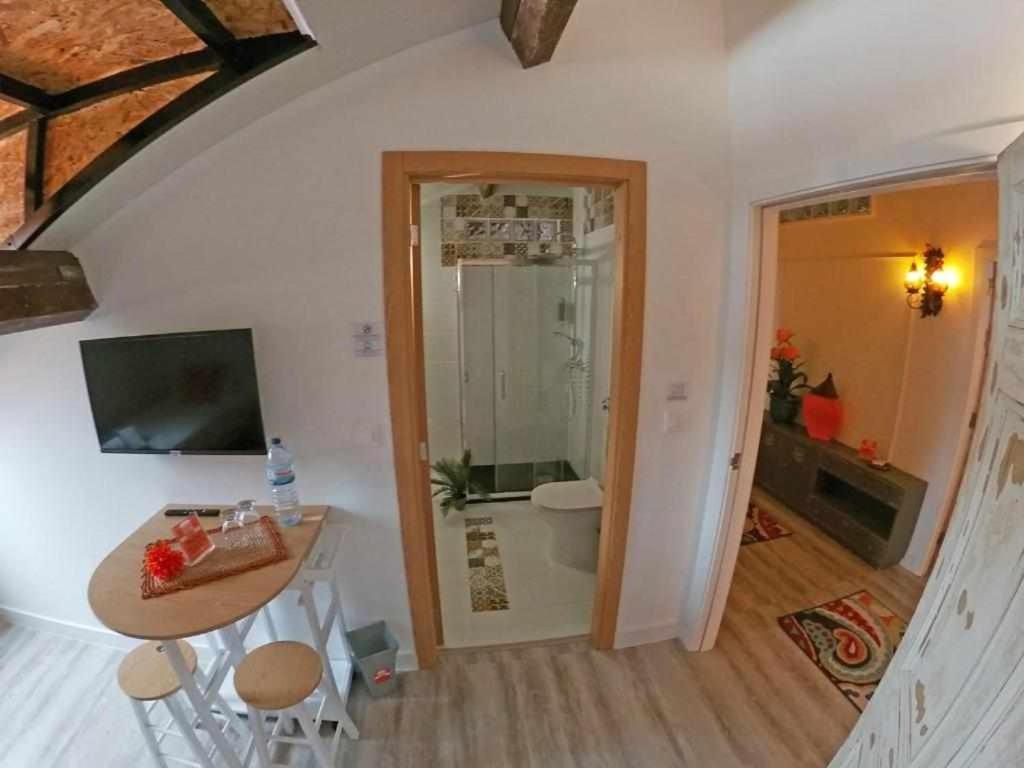 Twin Room with Private Bathroom - Photo 41