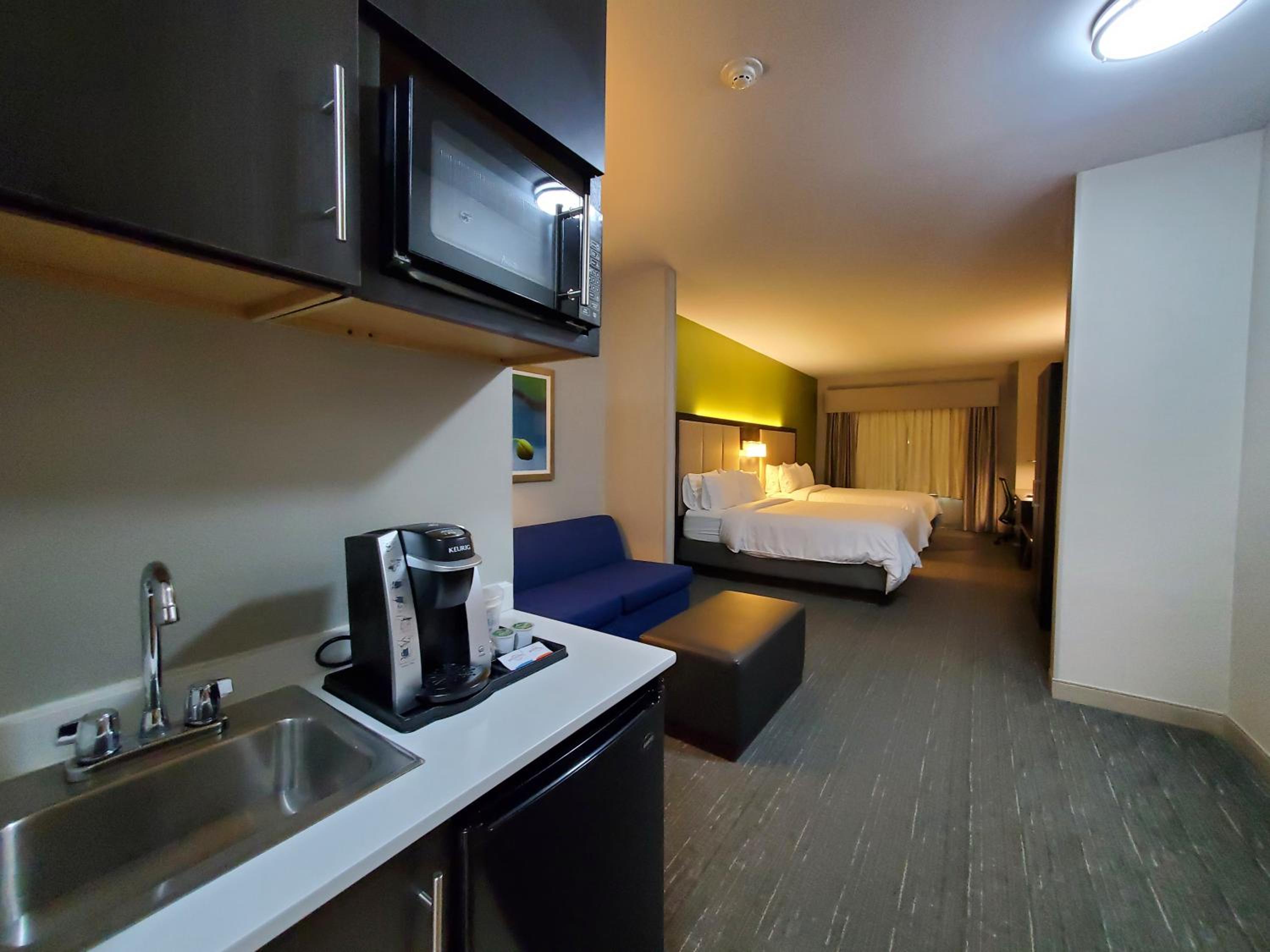 Queen Suite with Two Queen Beds - Photo 5