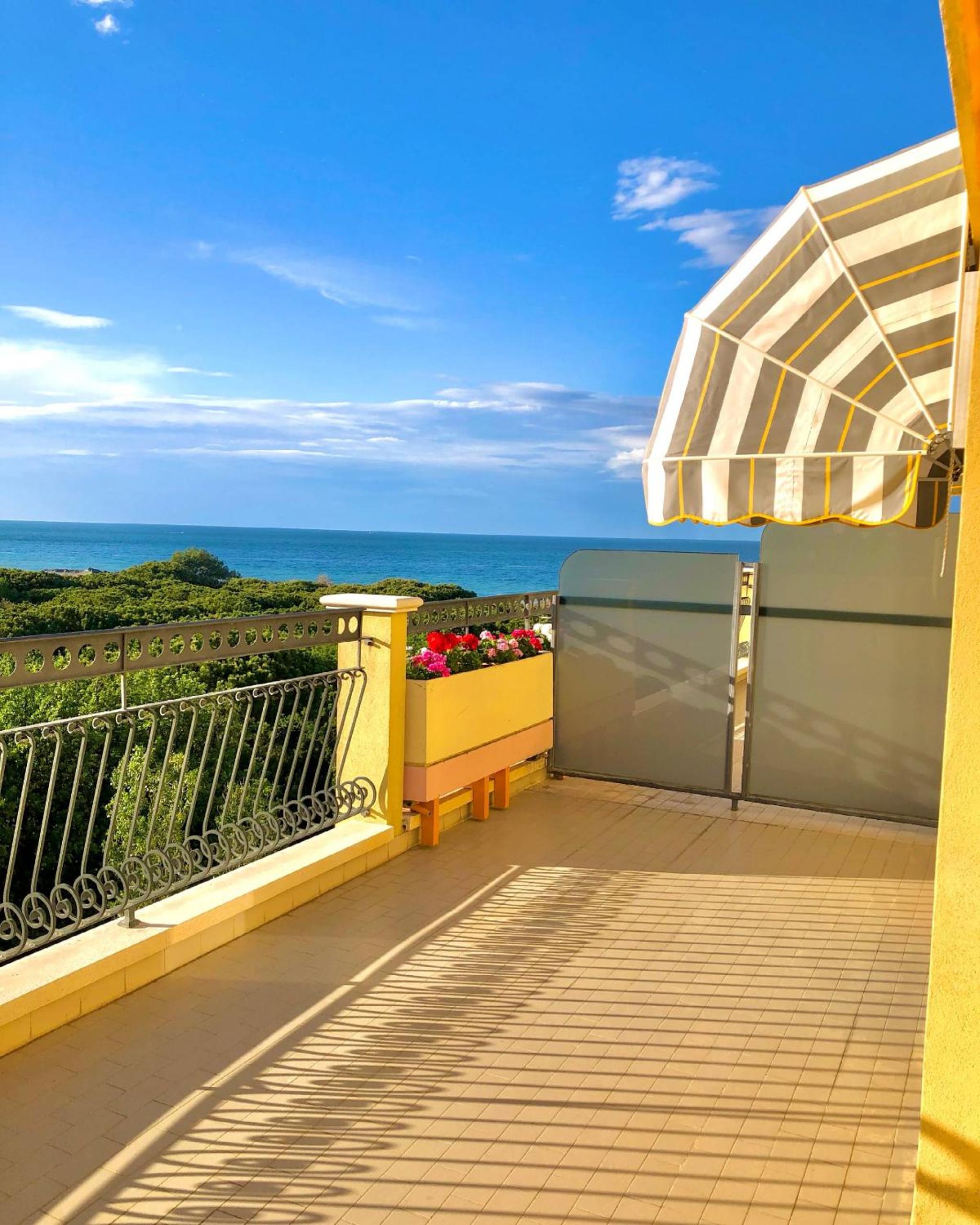 Double Room with Balcony and Sea View photo 3