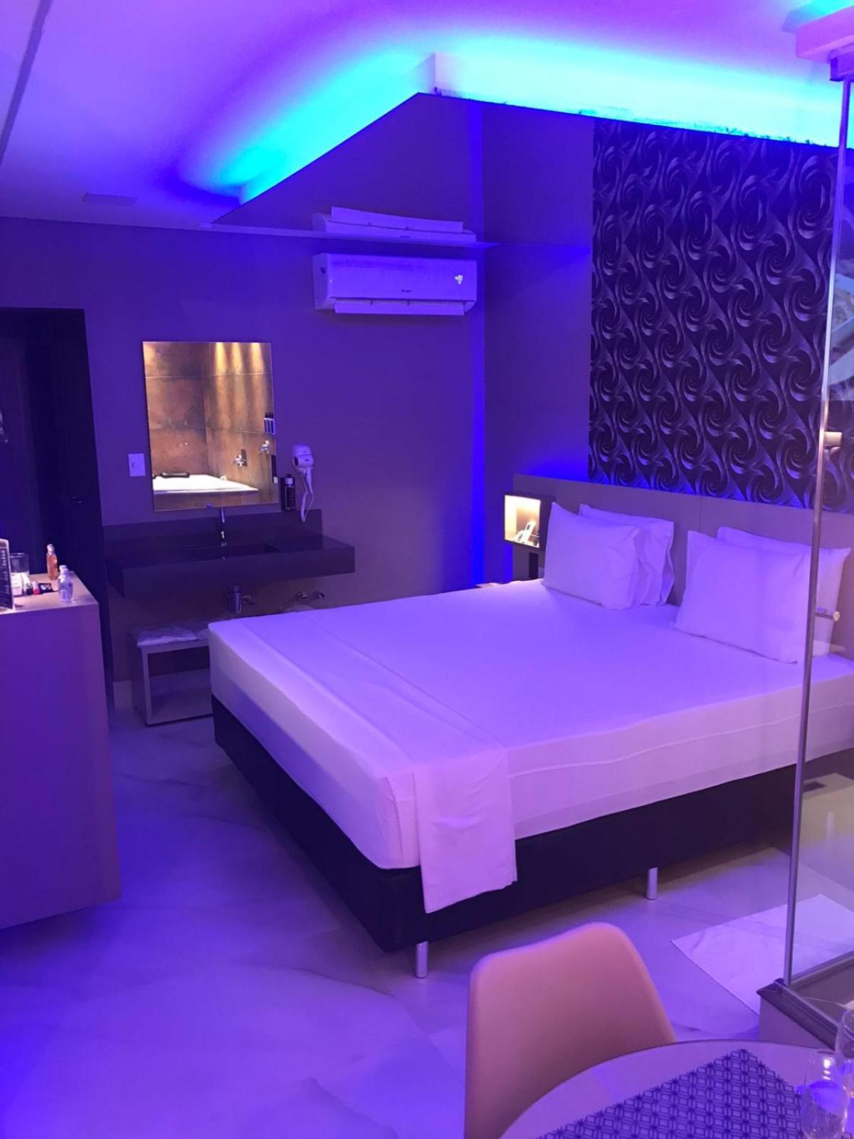 King Suite with Spa Bath - Photo 2