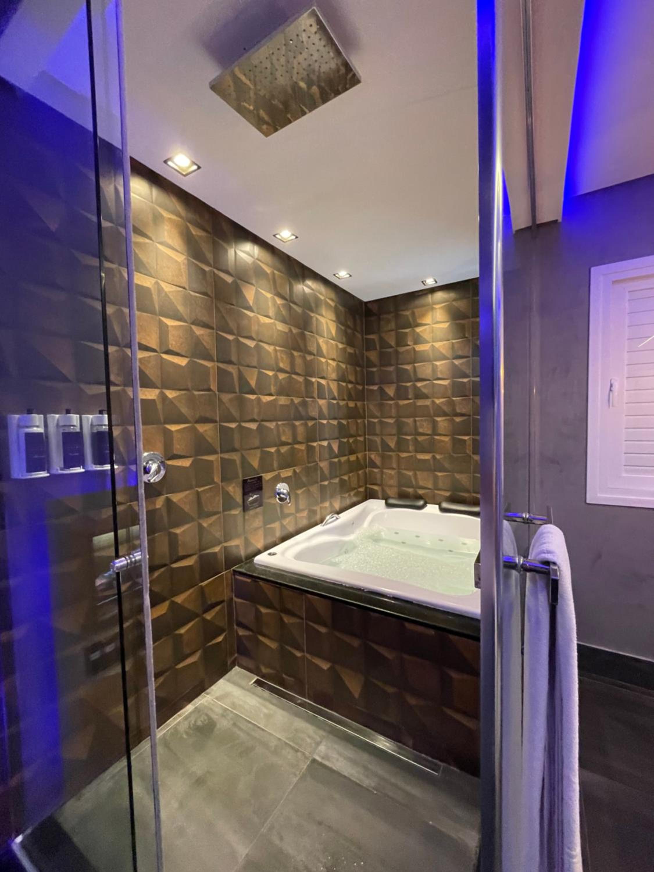 King Suite with Spa Bath - Photo 3