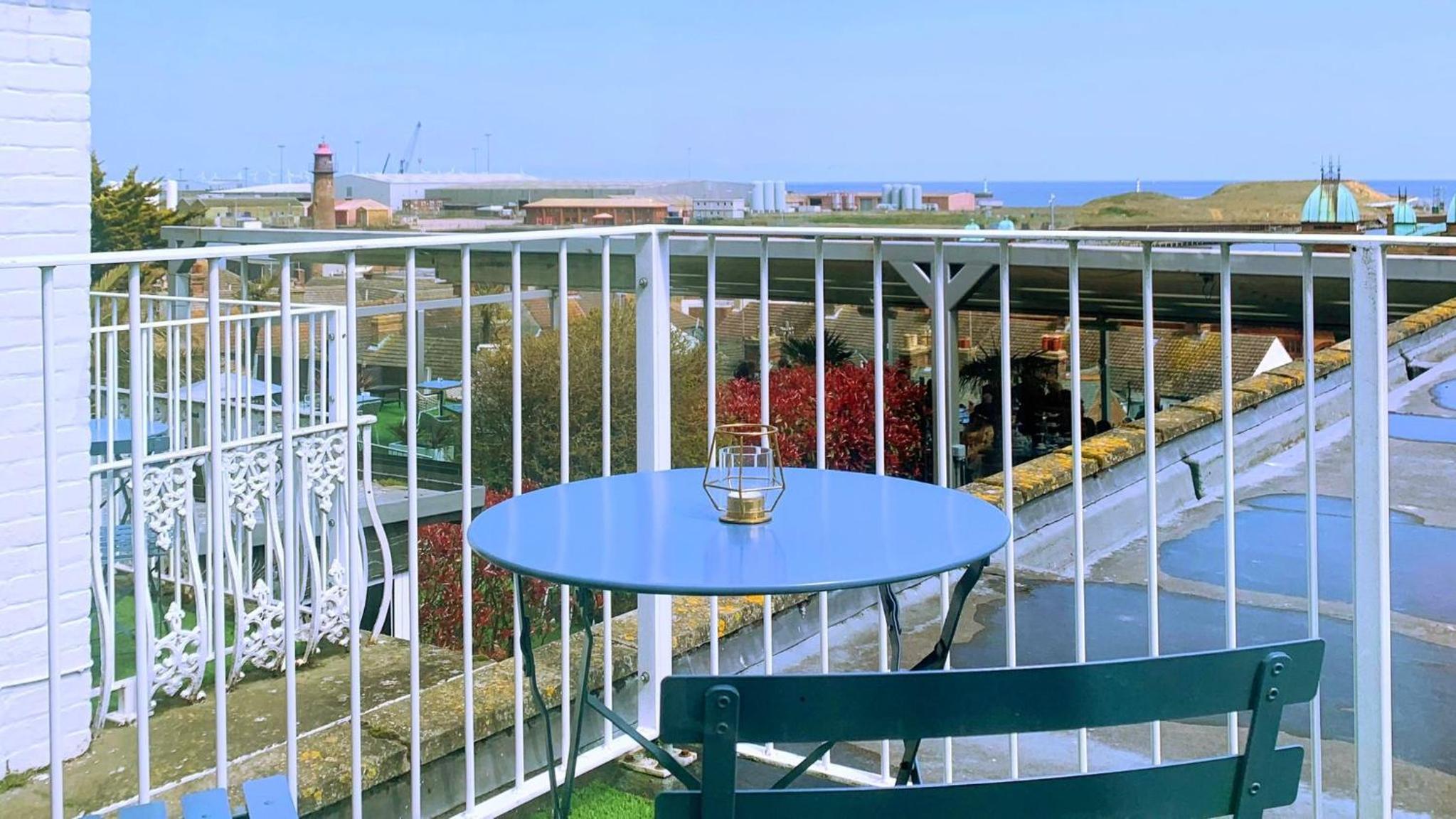 Double Room with Balcony and Sea View - Photo 3