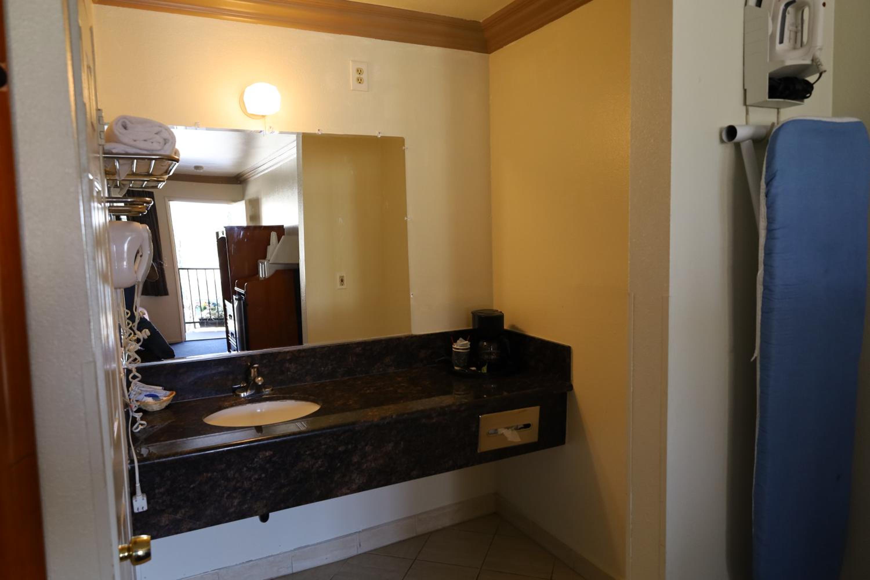 Queen Room with Two Queen Beds photo 2