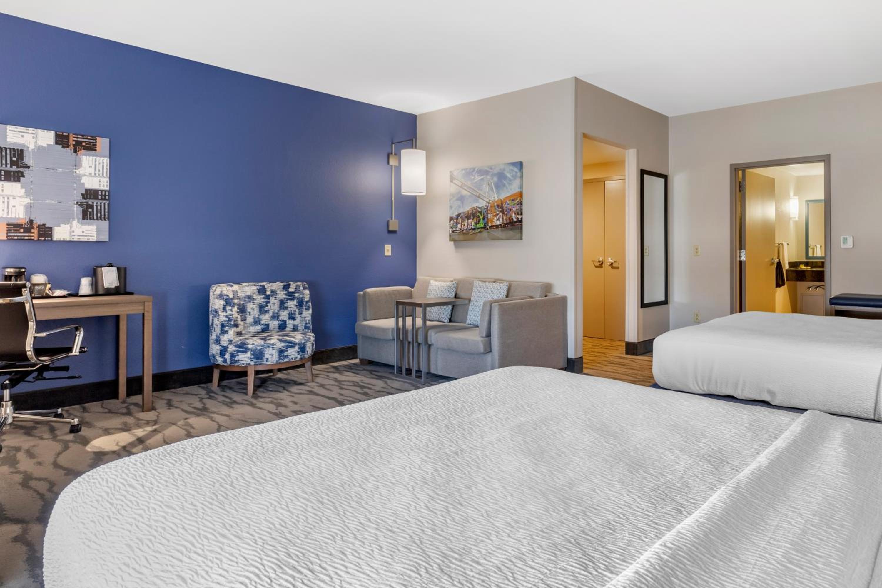 Queen Room with Two Queen Beds - Mobility Accessible/Non-Smoking photo 3