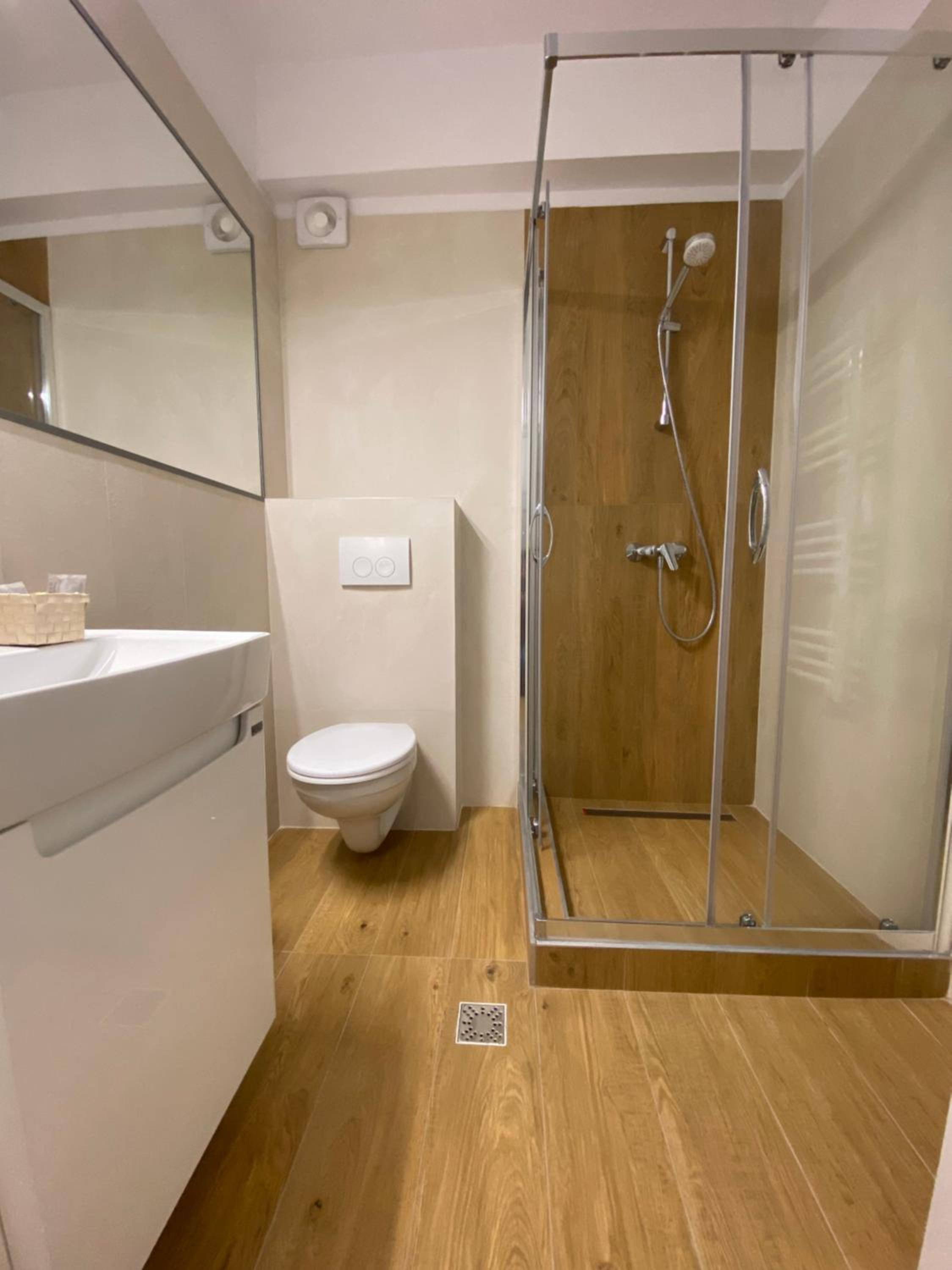 Double Room with Balcony - Photo 6