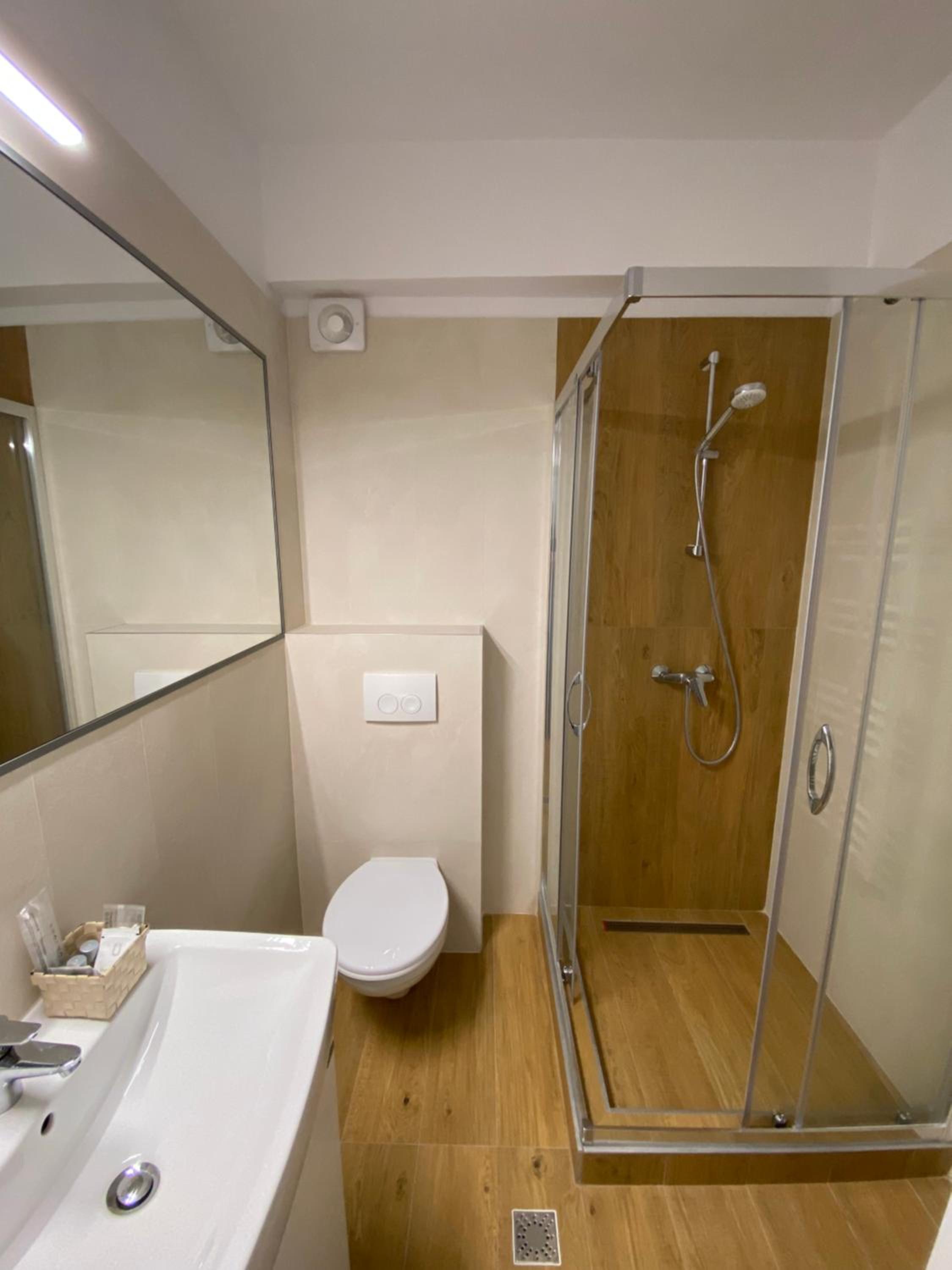 Double Room with Balcony - Photo 7