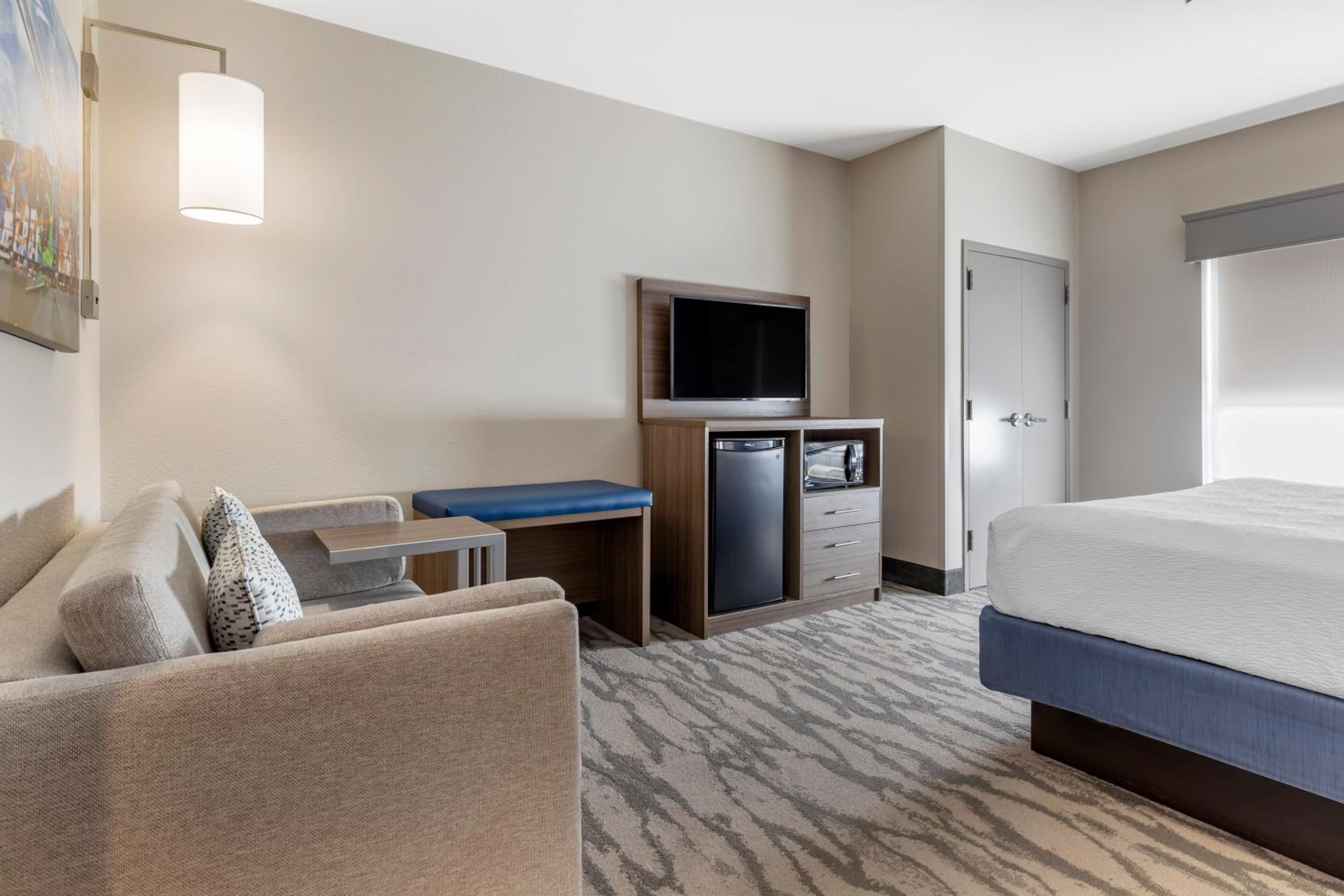 King Room with Tub - Mobility Accessible/Non-Smoking photo 2