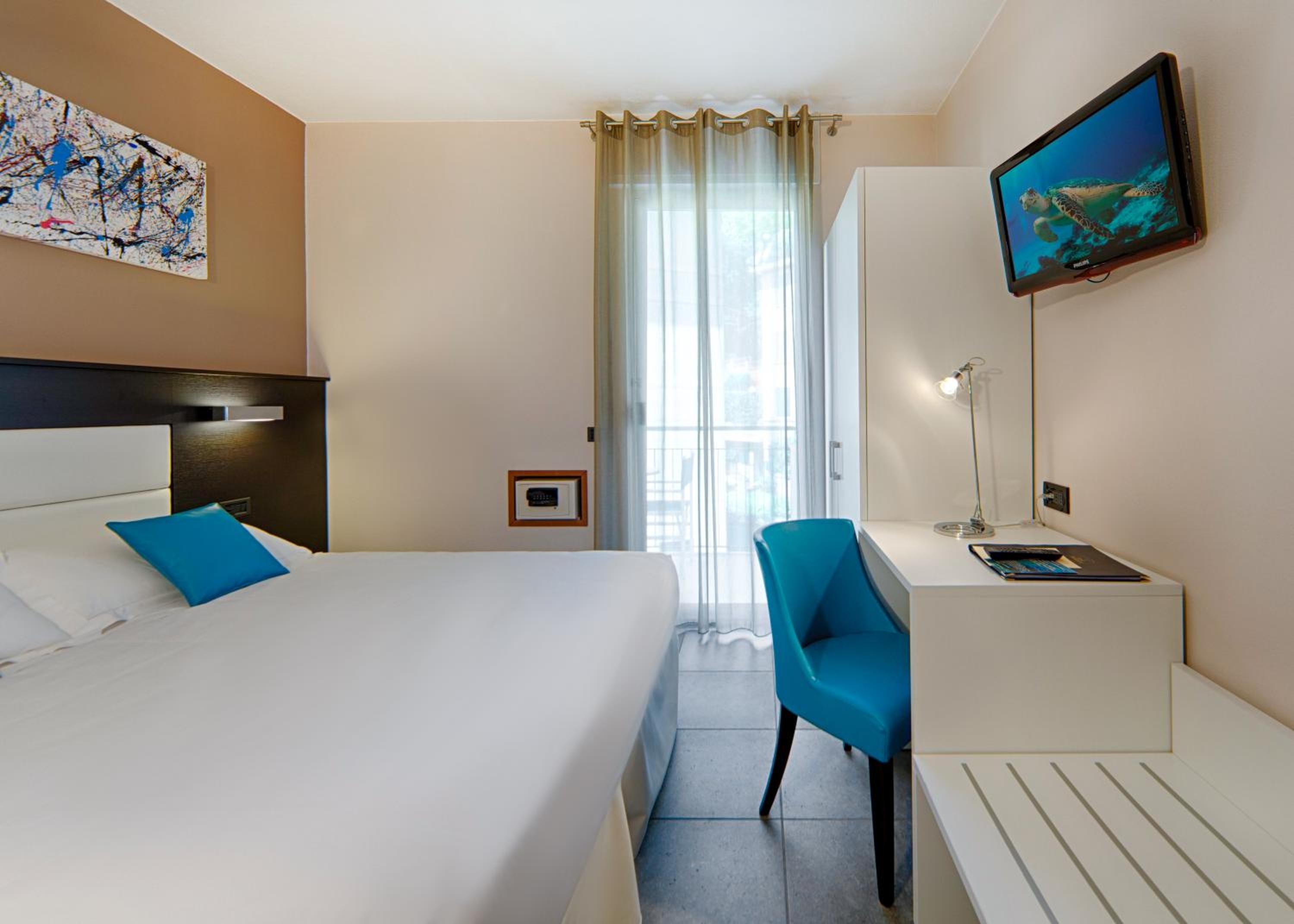 Queen Room with Balcony and Garden View - Photo 6