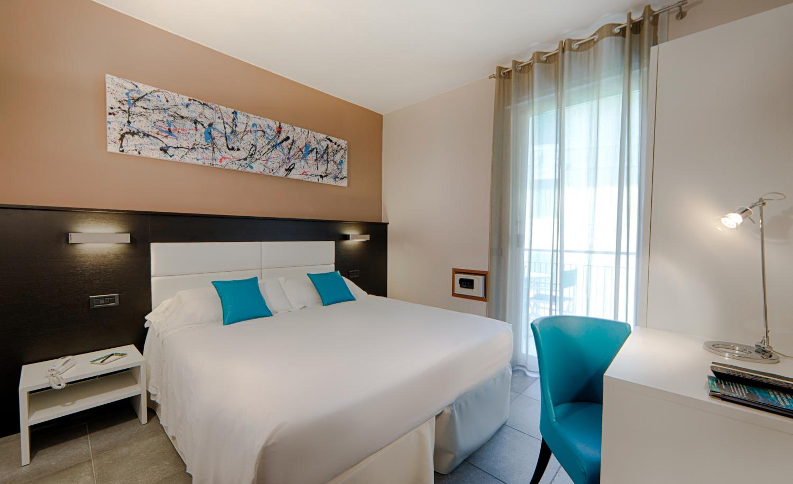 Queen Room with Balcony and Garden View - Photo 13