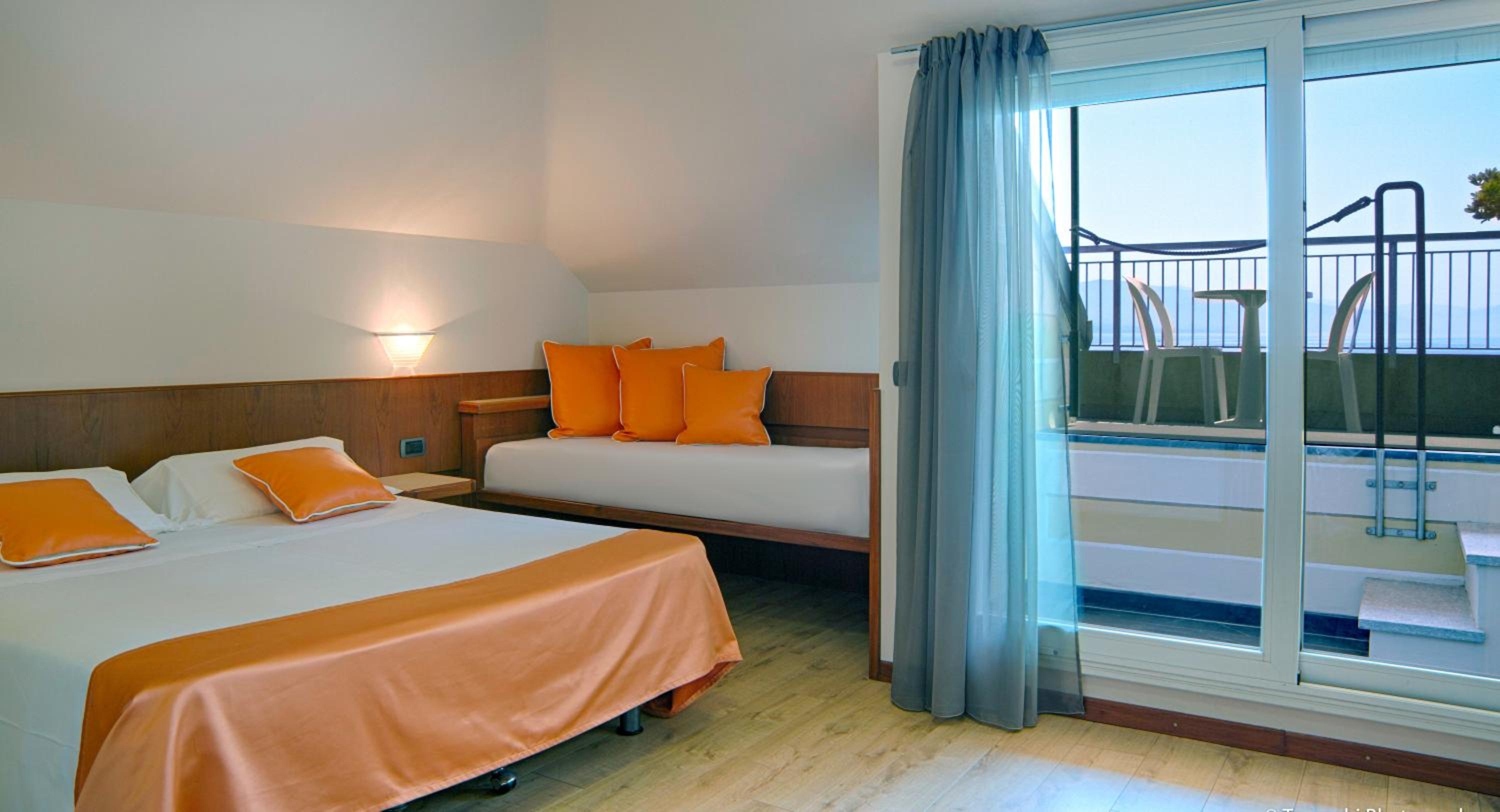 Room with Queen and Single Bed - Sea View - Photo 11
