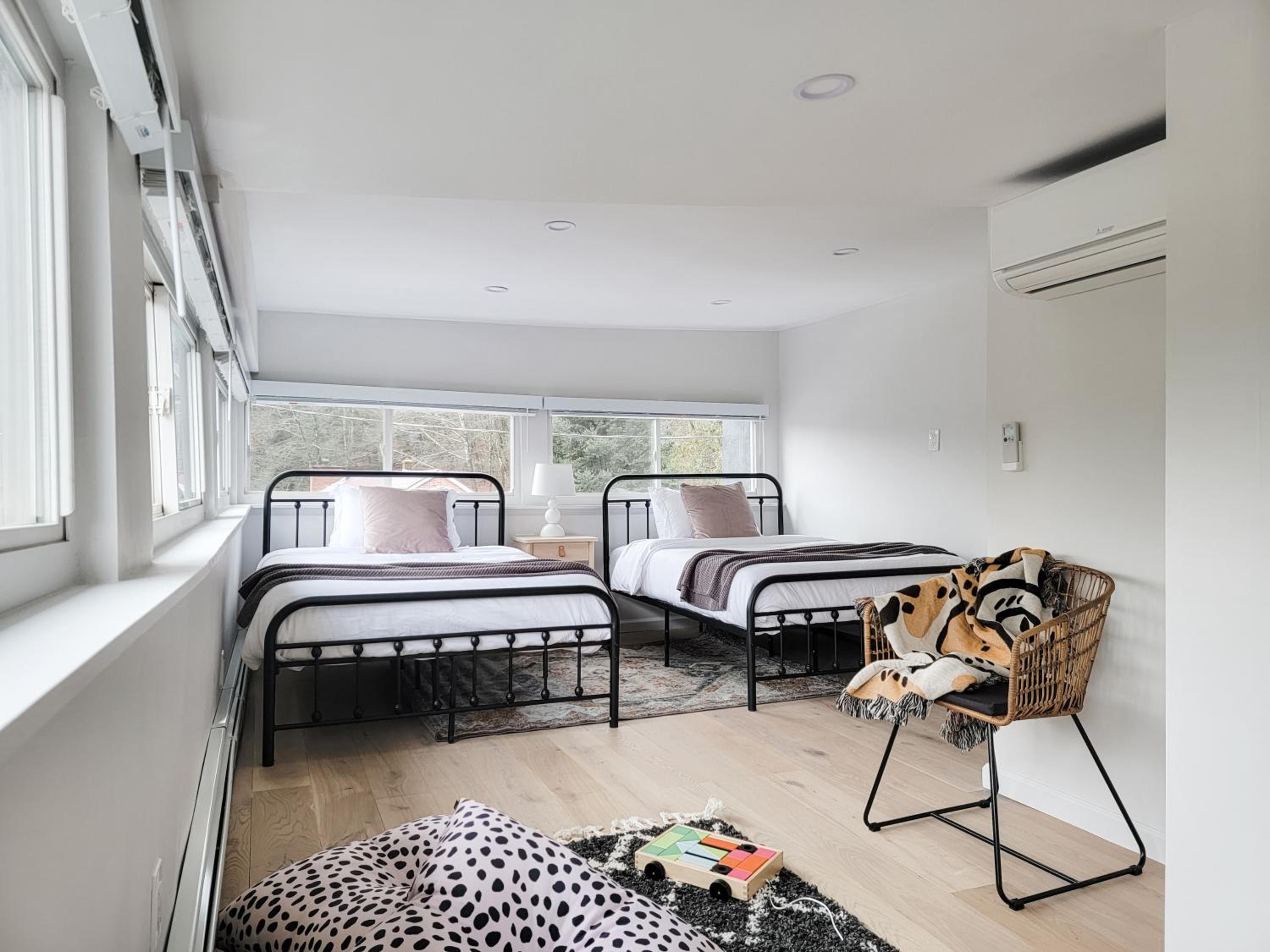 Six-Bedroom House photo 1