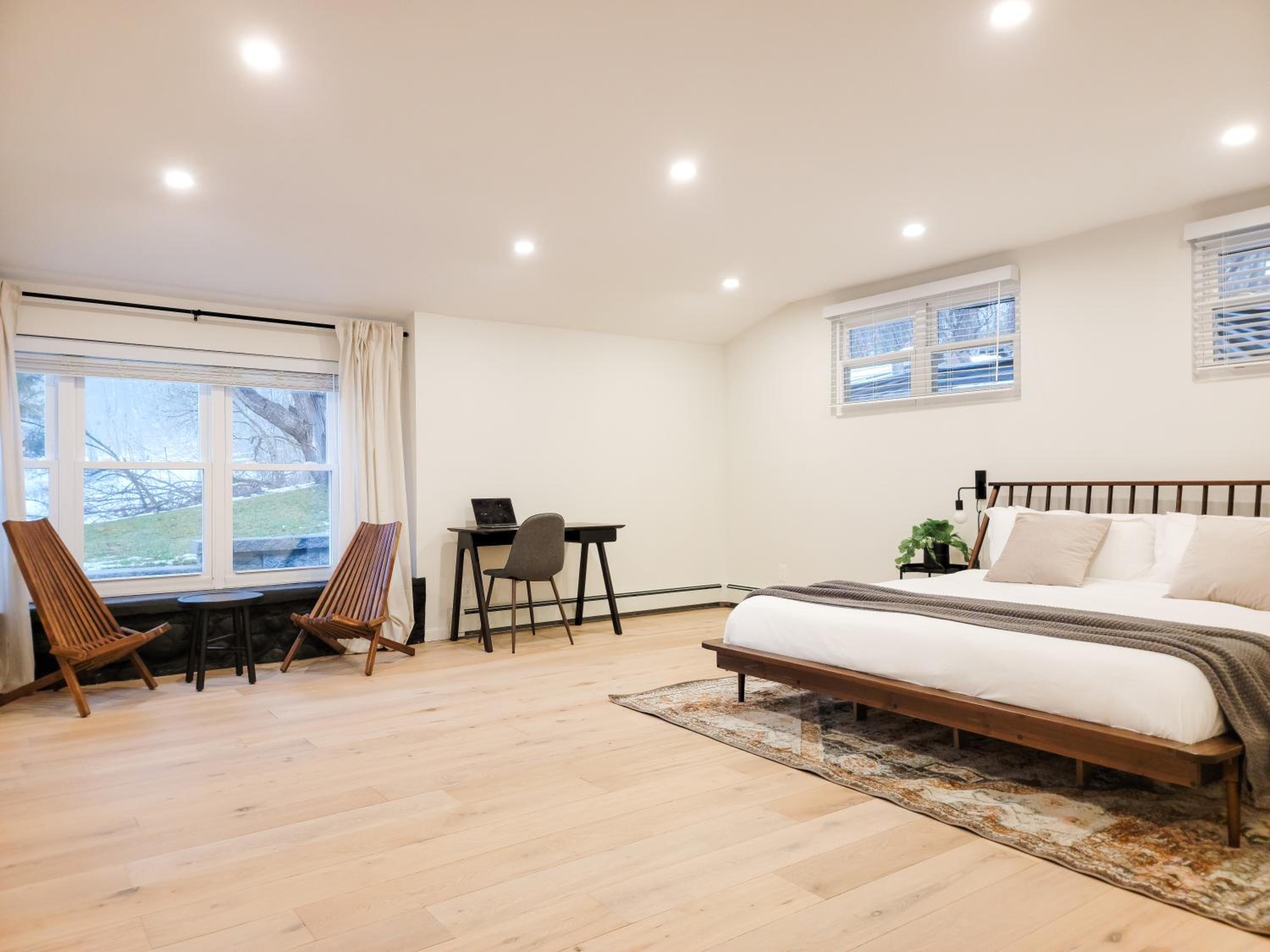 Six-Bedroom House photo 3