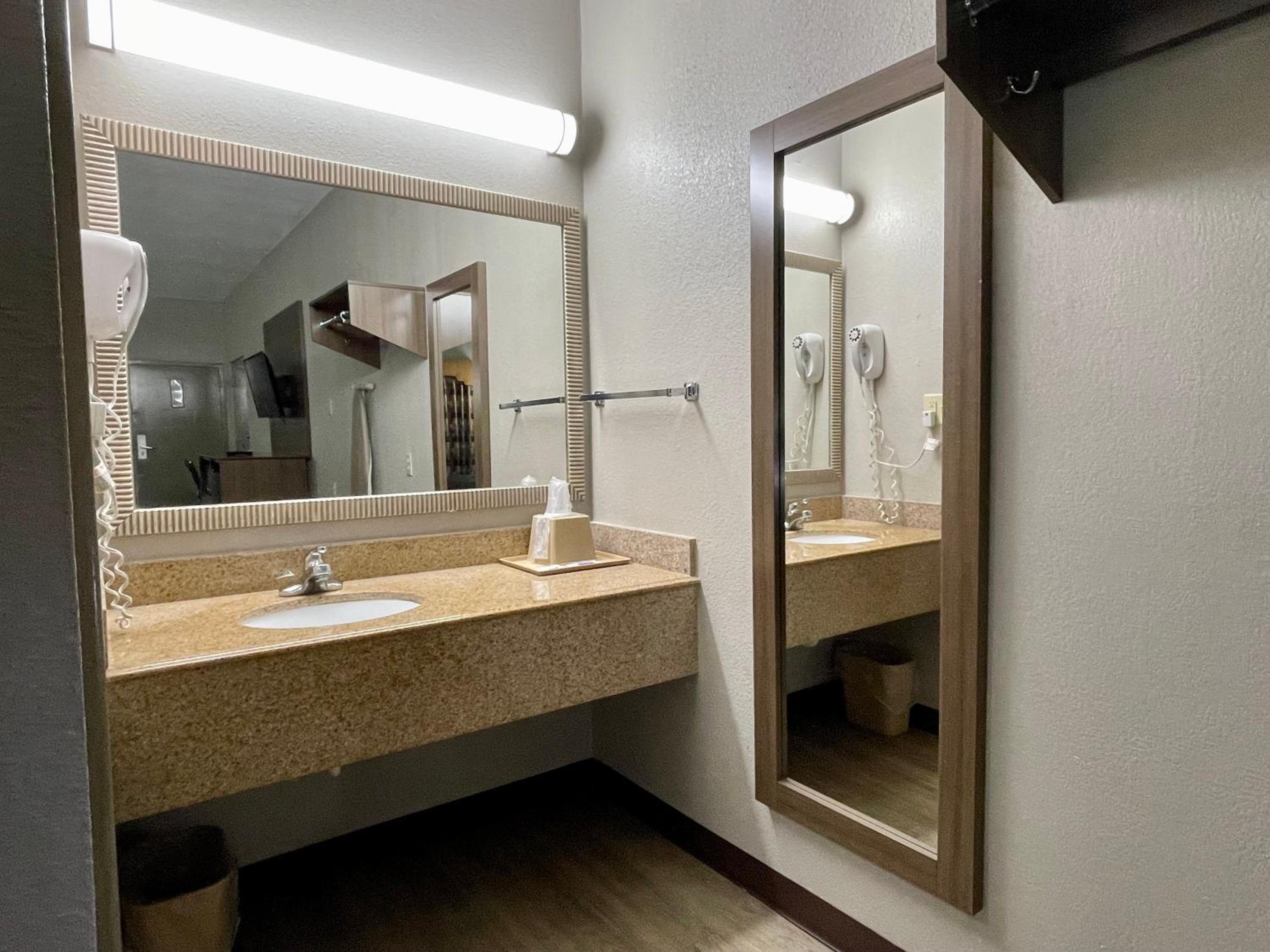 Double Suite with Two Double Beds - Smoking - Photo 3