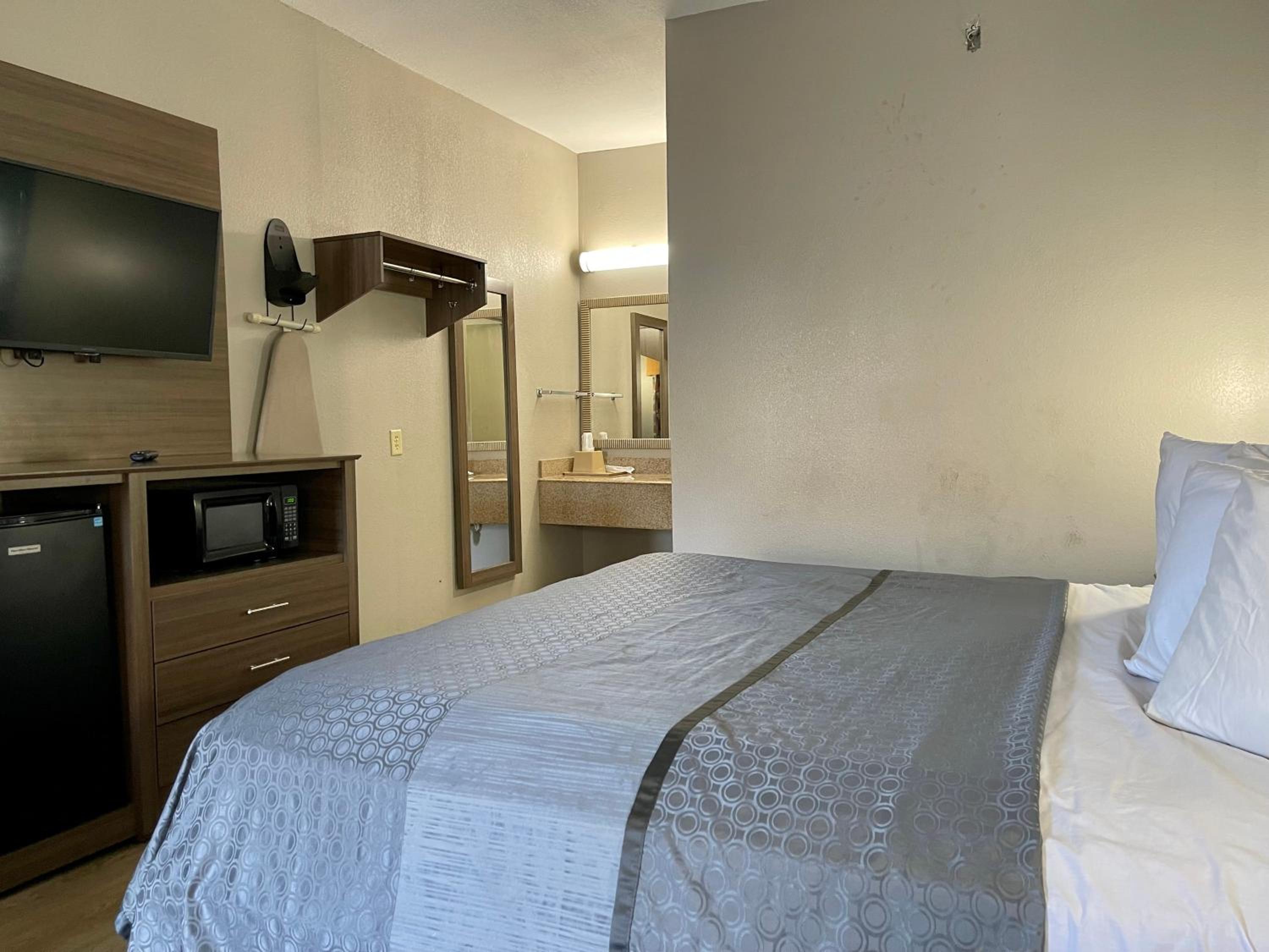 King Suite with Spa Bath - Photo 2