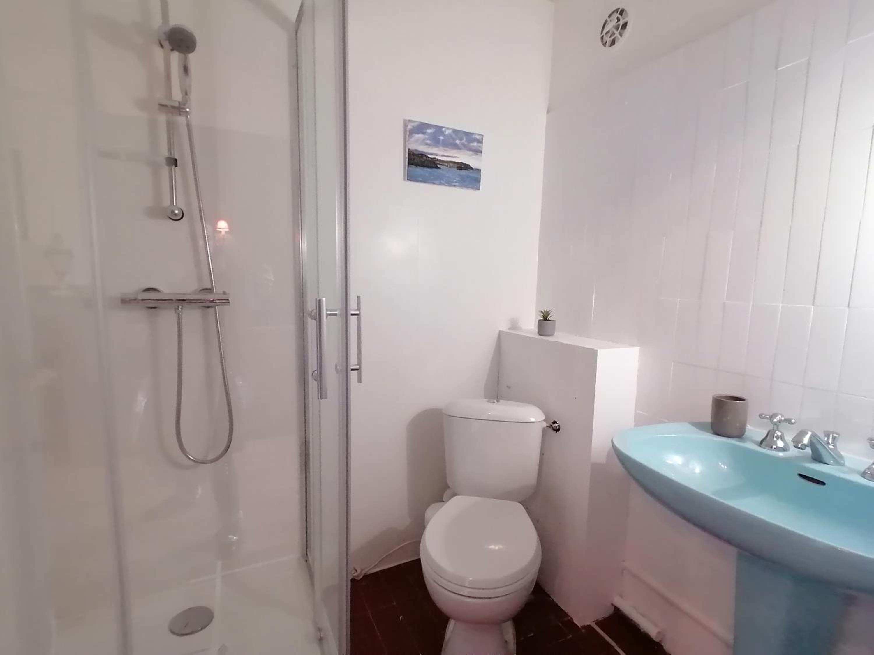 Quadruple Room with Private Bathroom - Photo 3